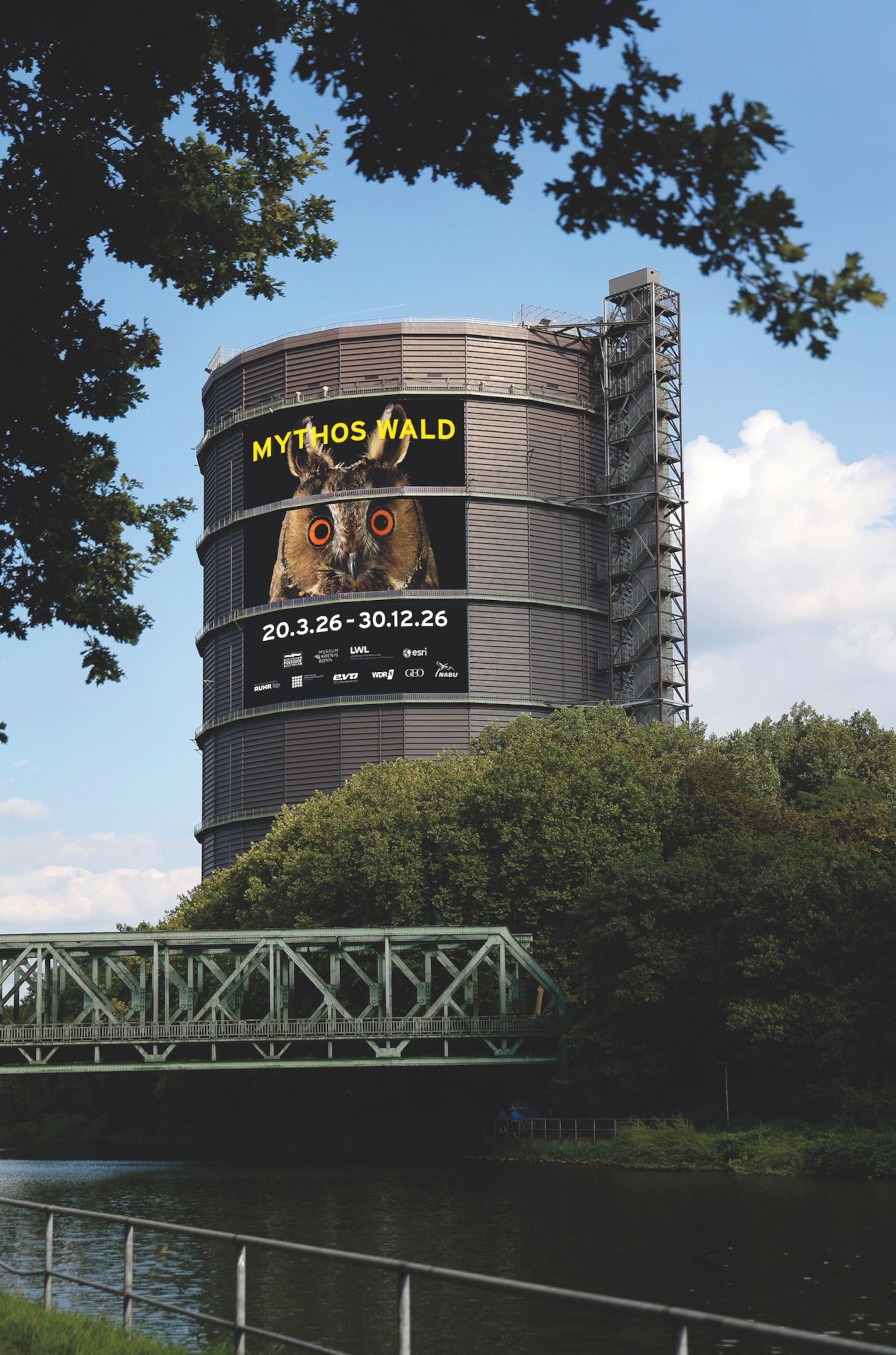 Gasometer mit Megaposter zur Ausstellung Mythos Wald