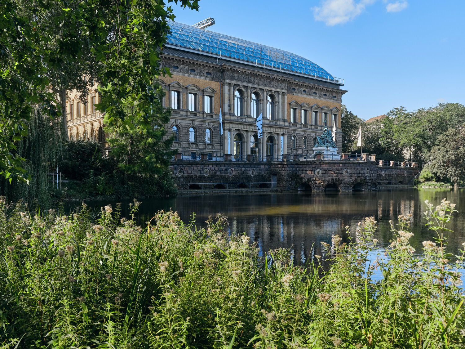 Das K21 der Kunstsammlung Nordrhein-Westfalen umgibt der Ständerhauspark mit kleinem Teich