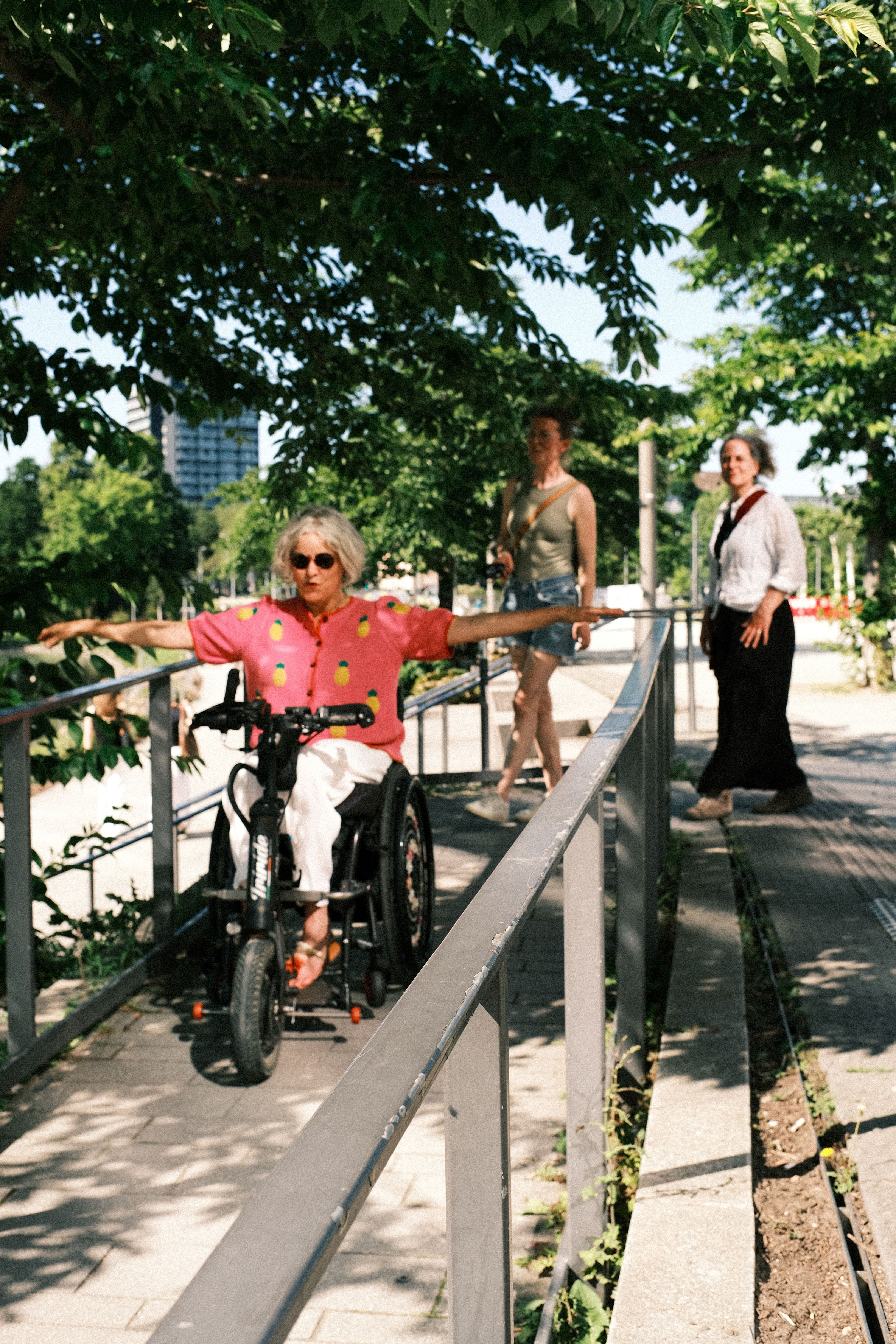 Drei Frauen im Park in Düsseldorf an barrierefreier Rampe.