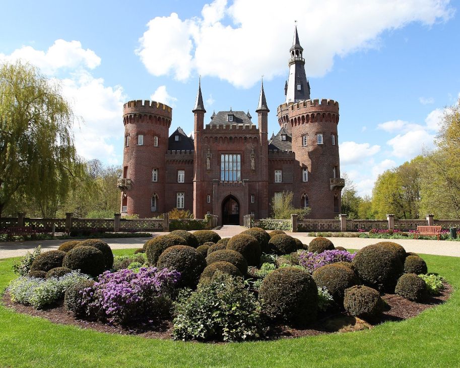 Das Museum Schloss Moyland wirkt mit seinem Wassergraben und den Grünflächen wie gemalt