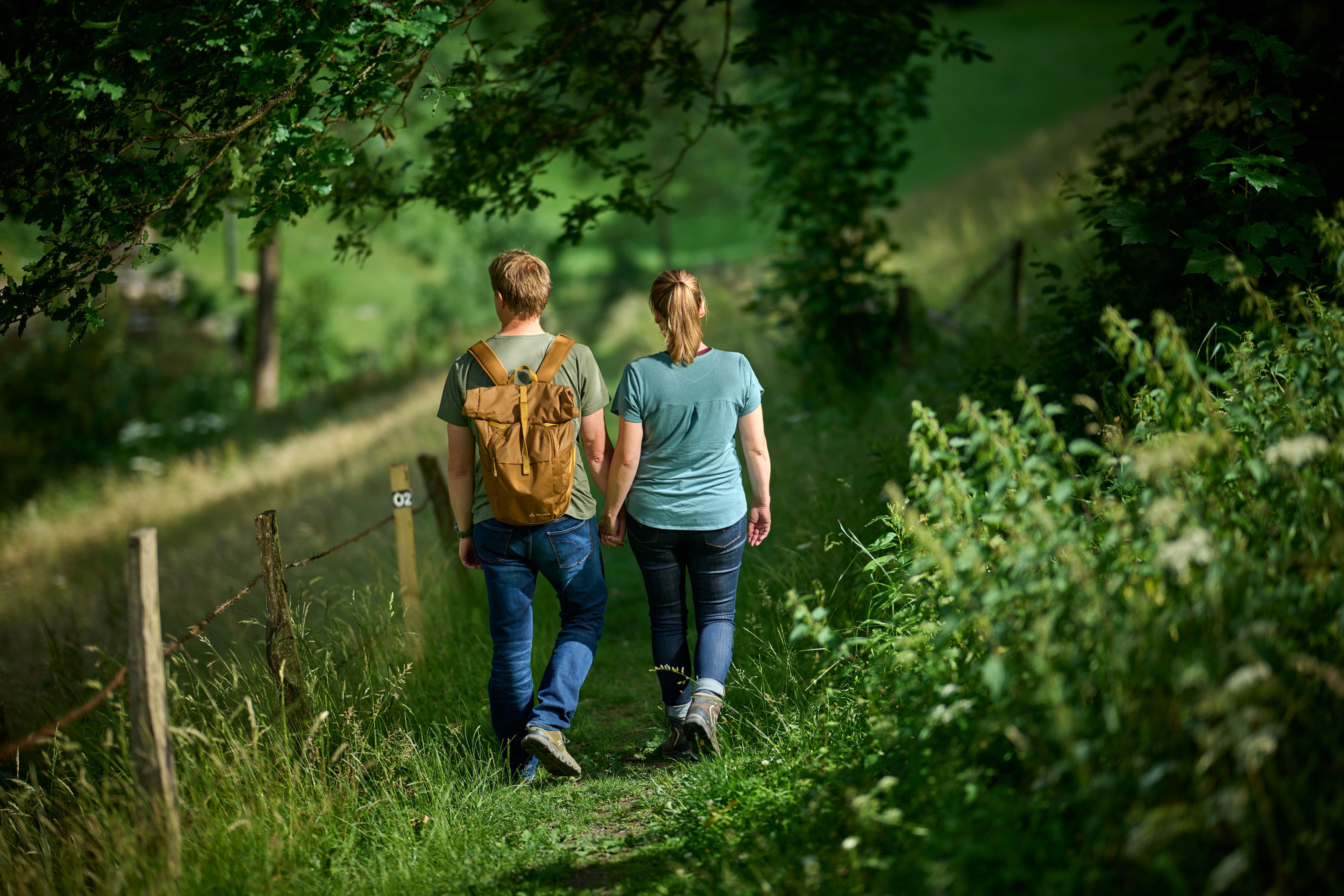 Paar wandert im Wald.