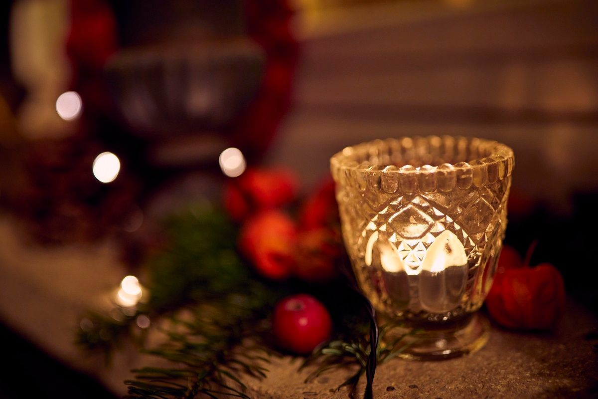Die festliche Dekoration auf dem Weihnachtsmarkt in Greven-Reckenfeld schafft eine gemütliche Atmosphäre.