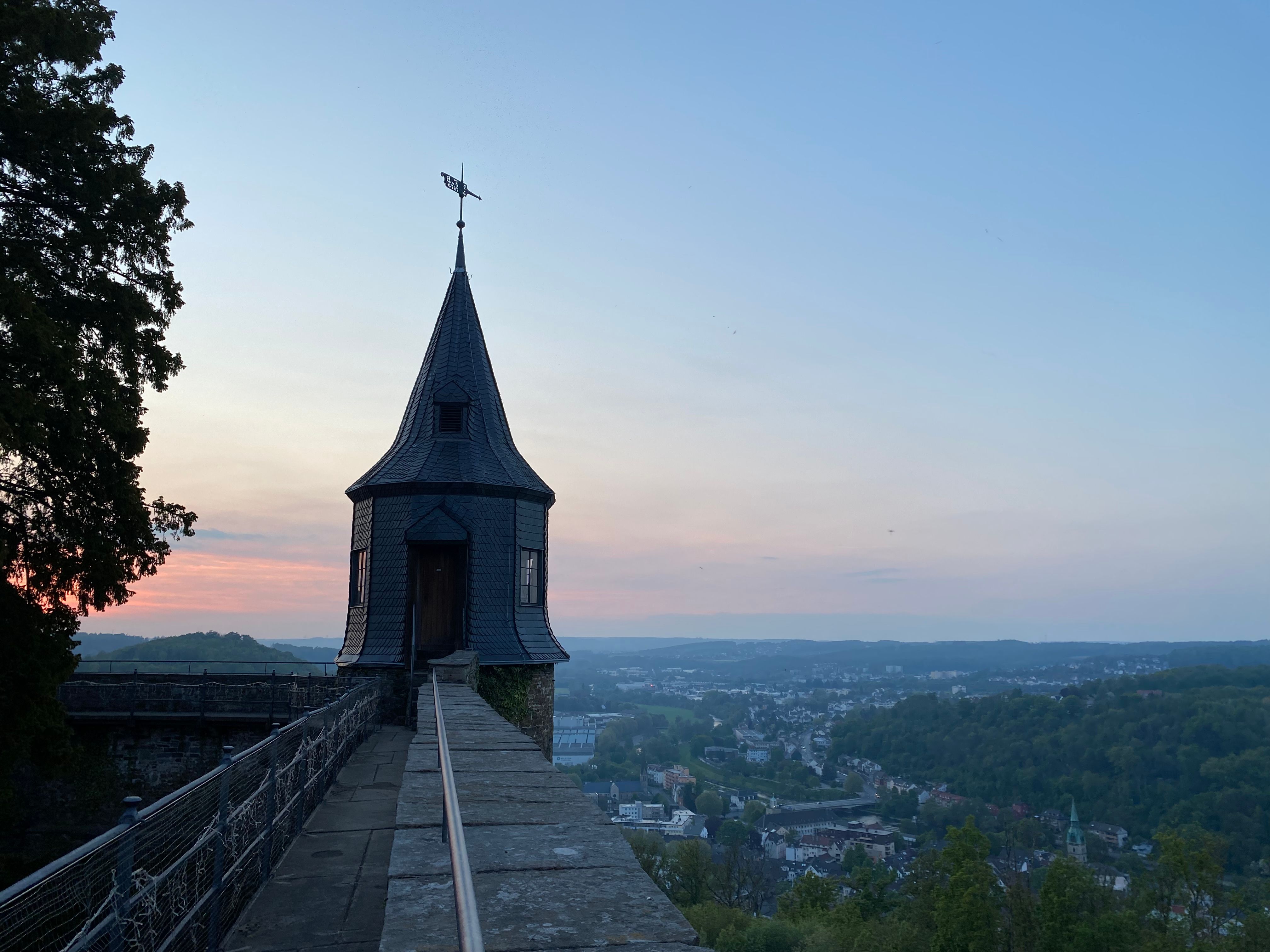 Blick ins Umland von hoher Schloss-Mauer