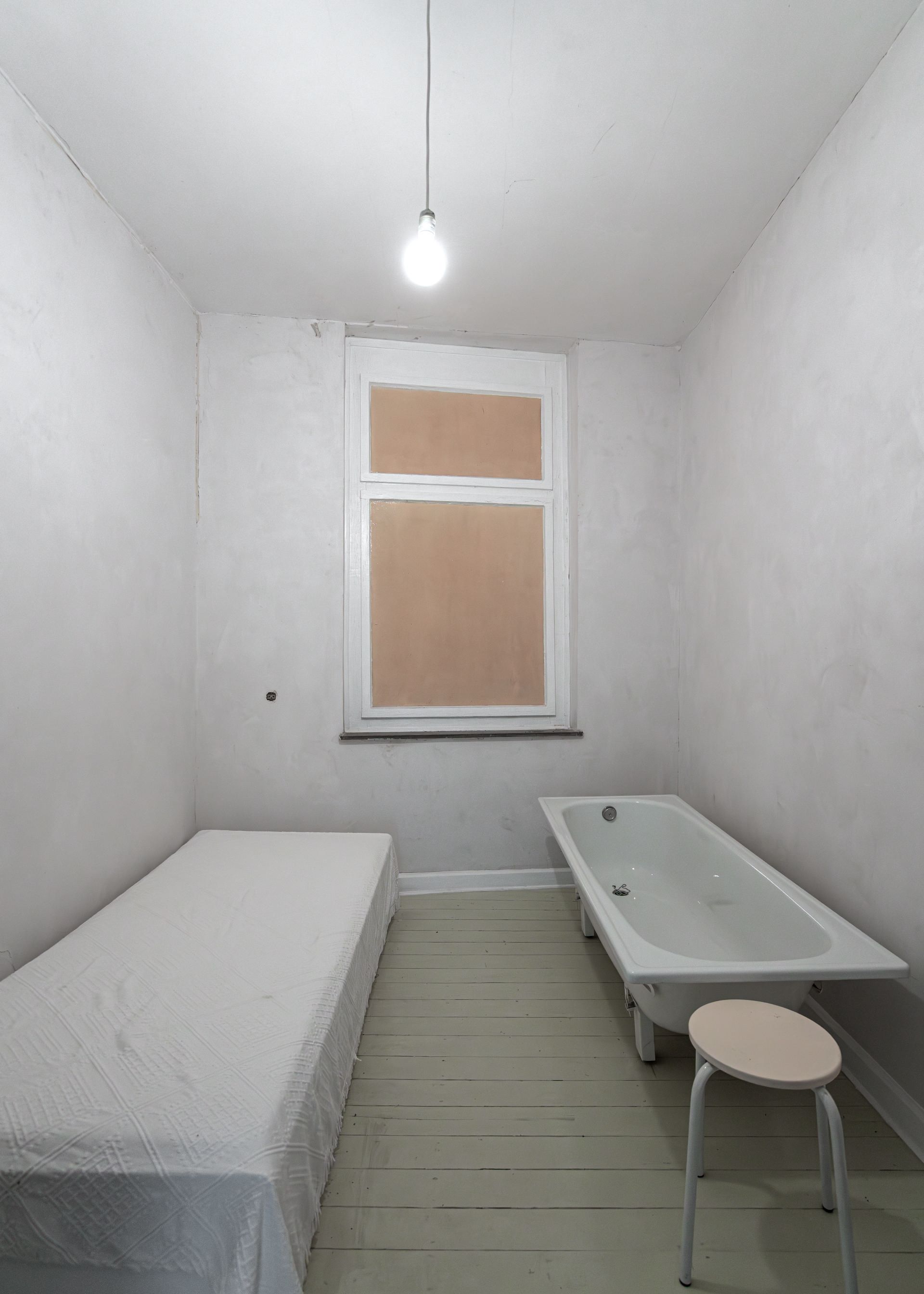 Die Rekonstruktion des kargen "Gästezimmers" aus dem Haus u r war unter anderem Teil des prämierten Toten Haus u r auf der Biennale in Venedig