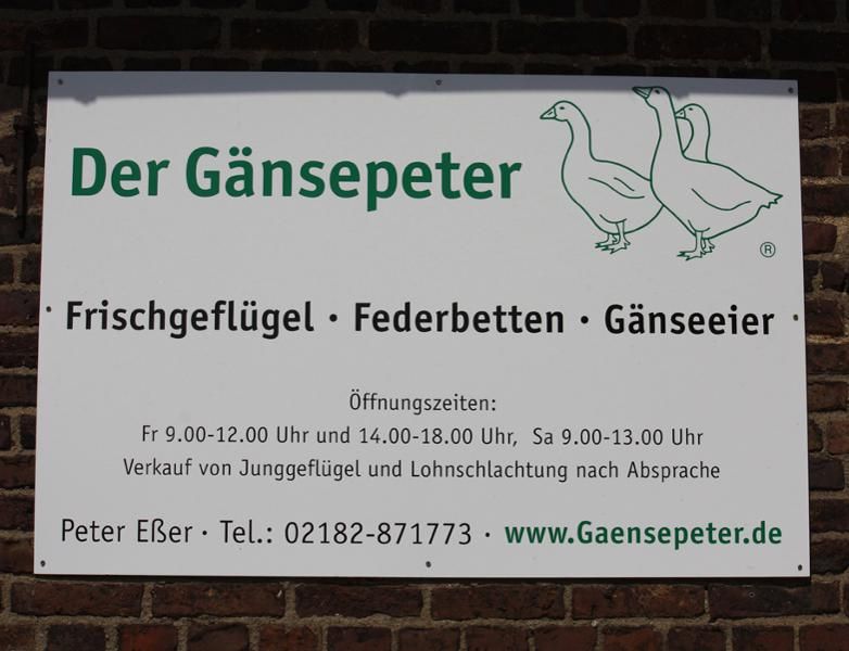 Der Gänsepeter bietet unter anderem Frischgeflügel, Federbetten und Gänseeier an
