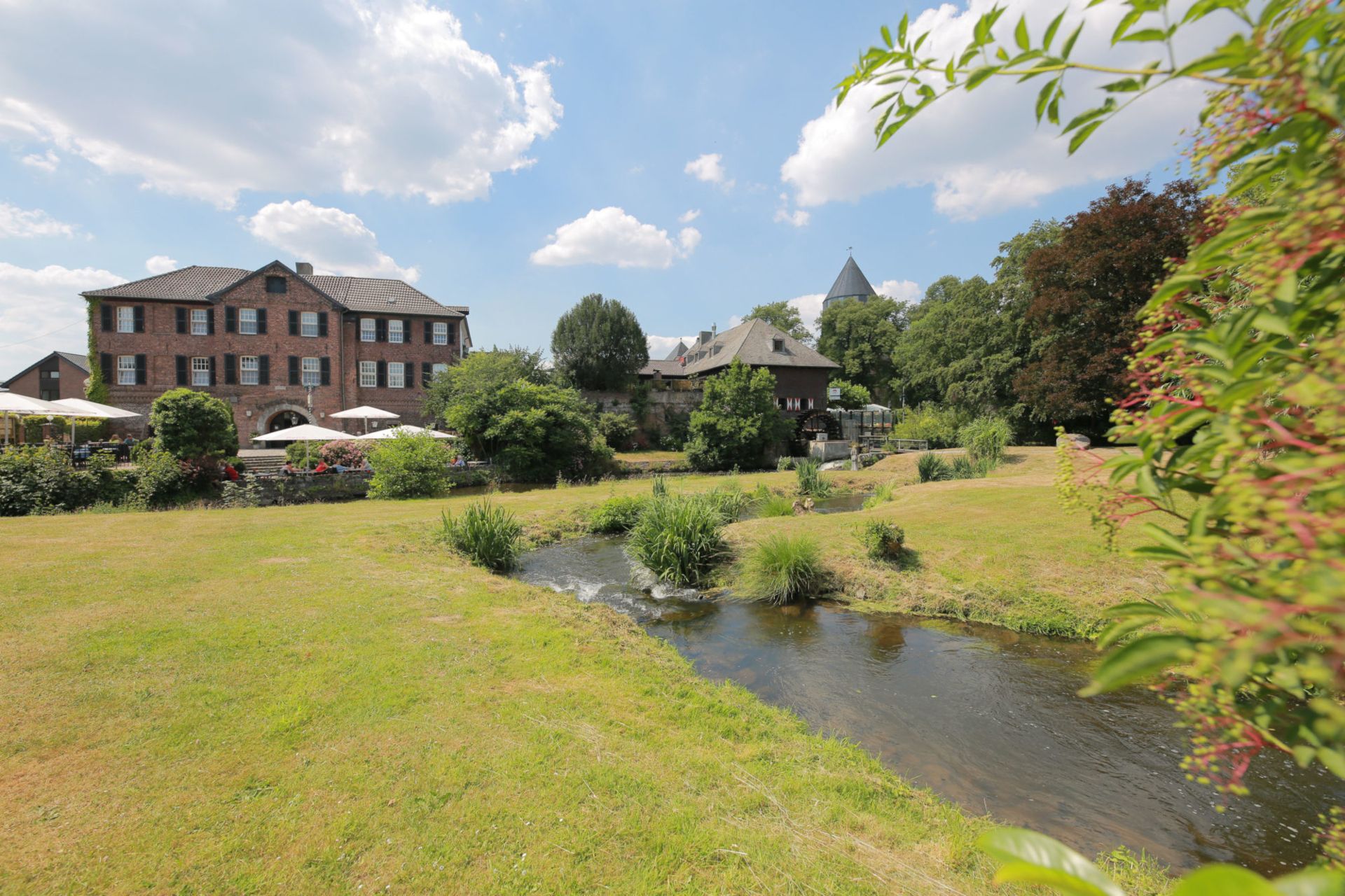 Auch die Burg Brüggen und die Brüggener Mühle steuern Reisende bei ihrem Kurztrip an