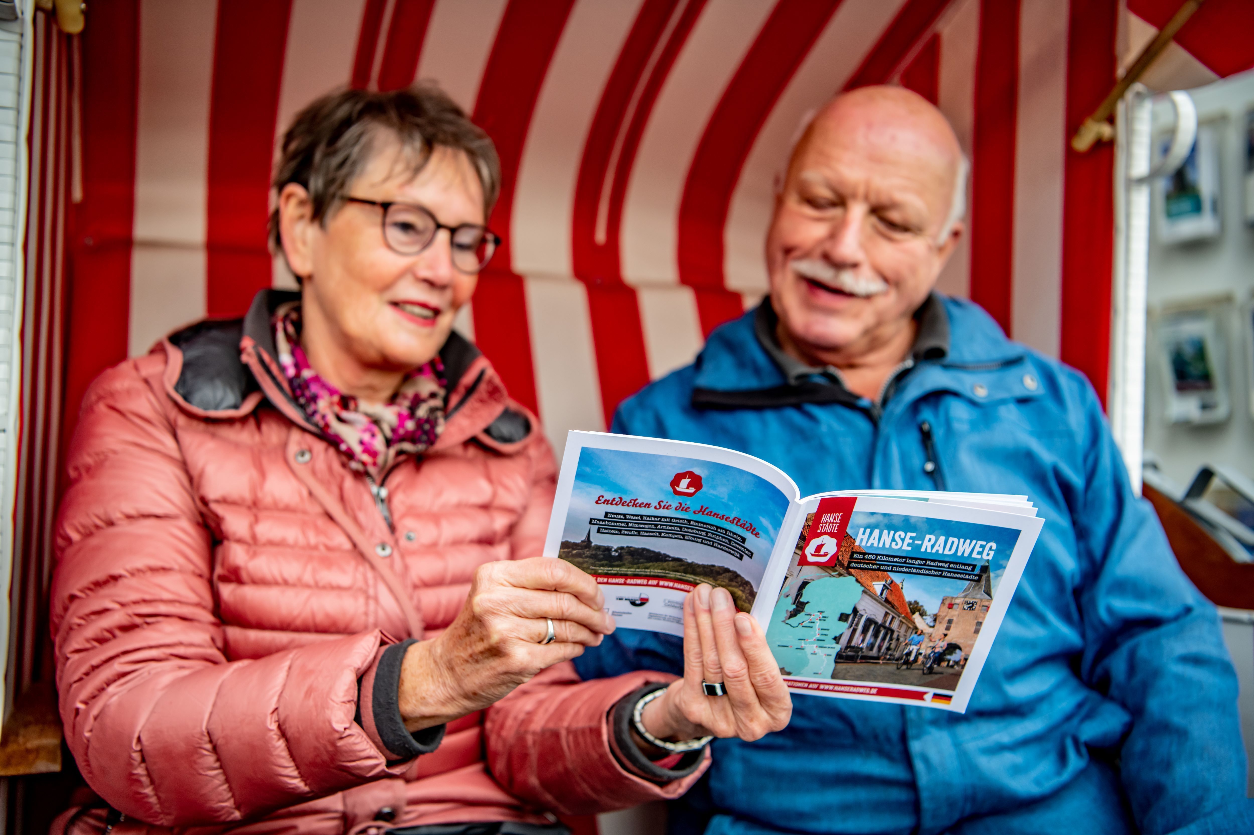 Die Weg-Broschüre klärt über die wichtigsten Stationen des Hanseradweges auf