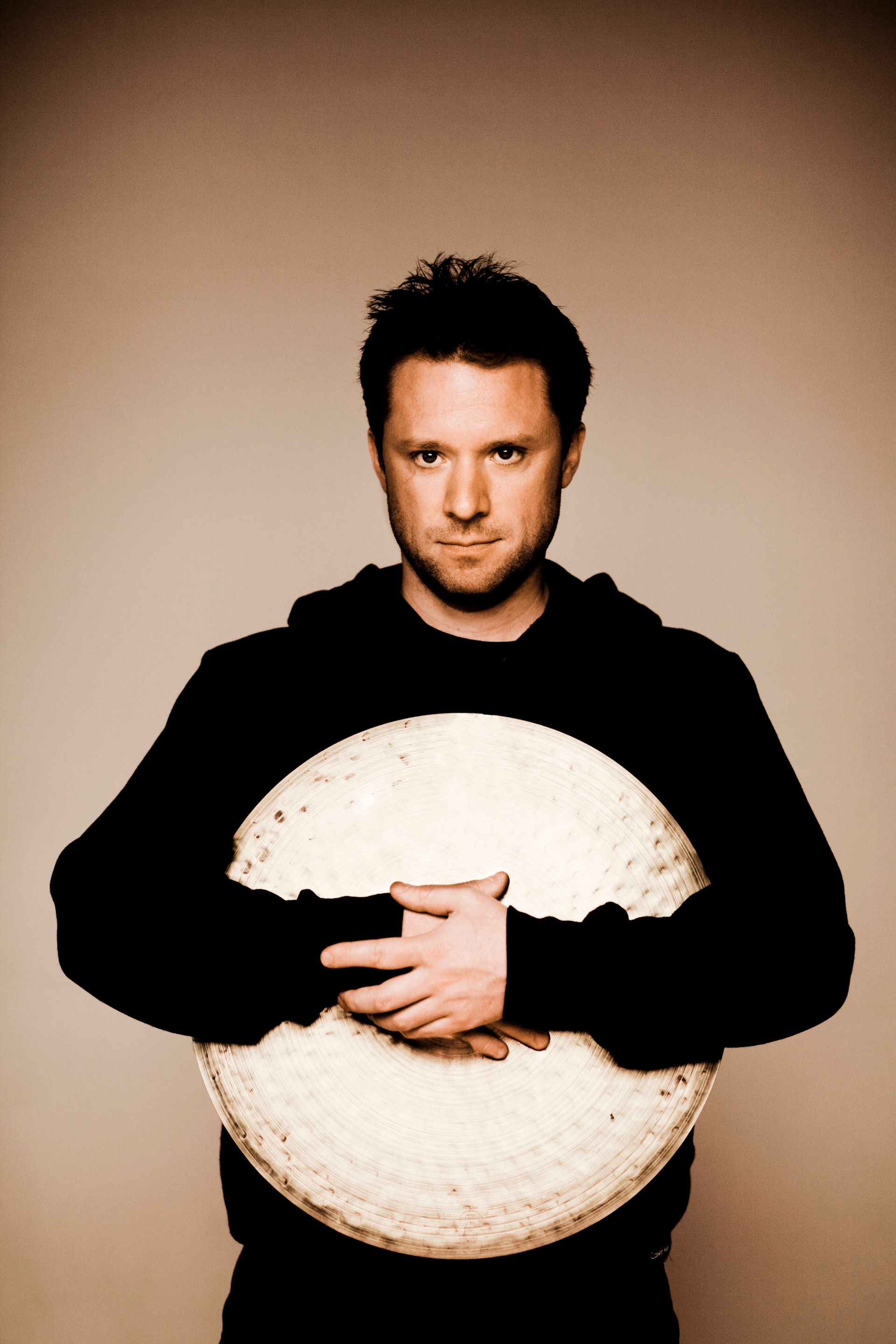Der schottische Musiker Colin Currie bedient beim Konzert in der Bonner Oper Trommeln, Tam Tams, Congas, Gongs, ein Marimbafon und viele weitere Instrumente