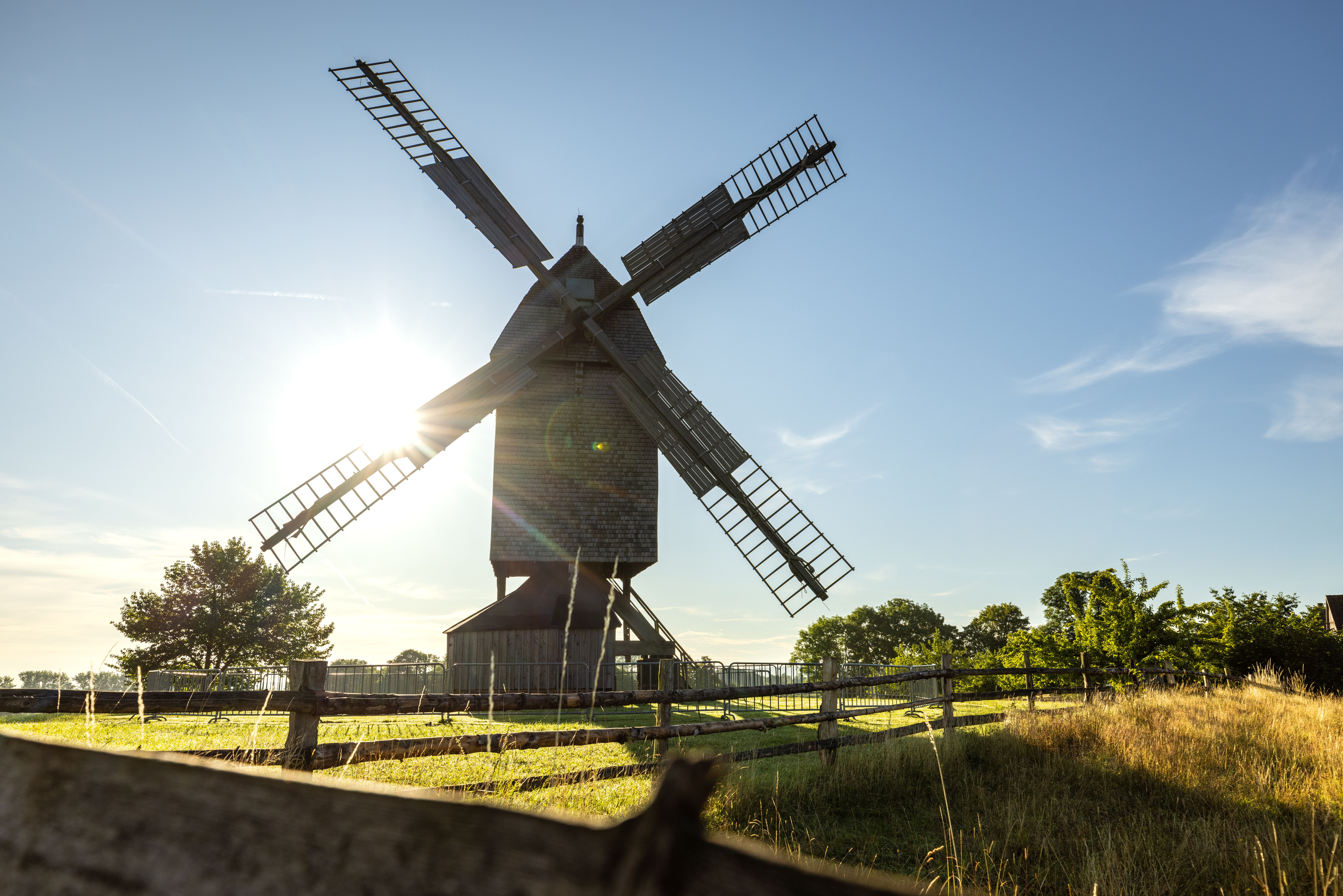 Eine historische Windmühle im LWL-Museum Hellerlecht bei Sonnenuntergang
