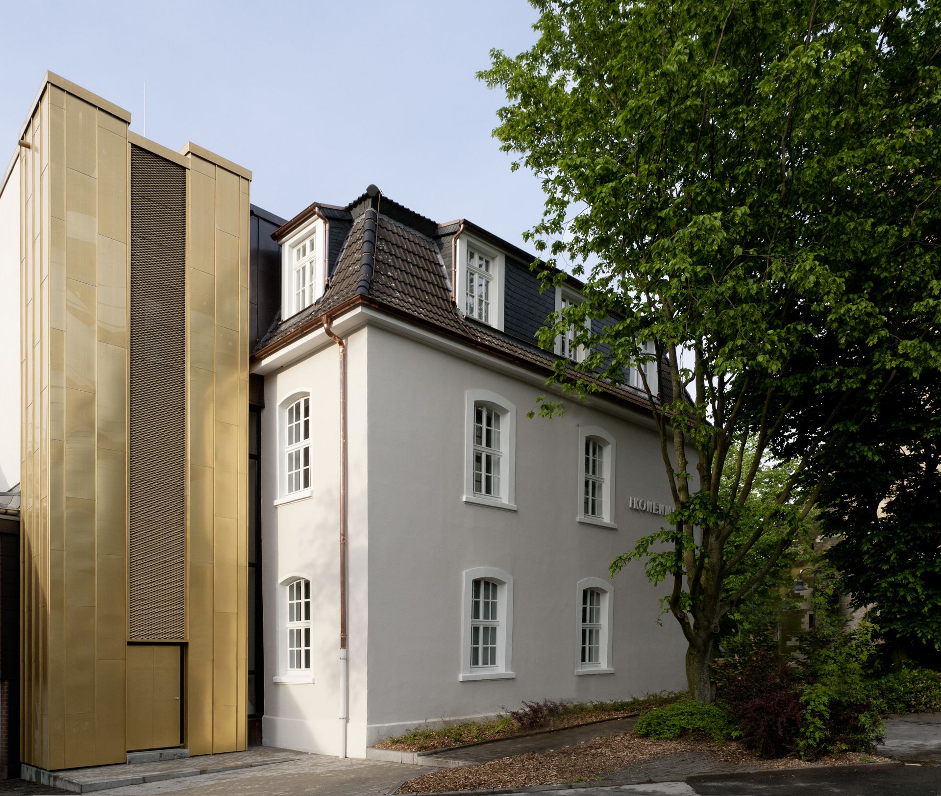 Die schimmernde Fassade des Anbaus setzt einen bewussten Kontrast zur historischen Architektur des Ikonen-Museums Recklinghausen