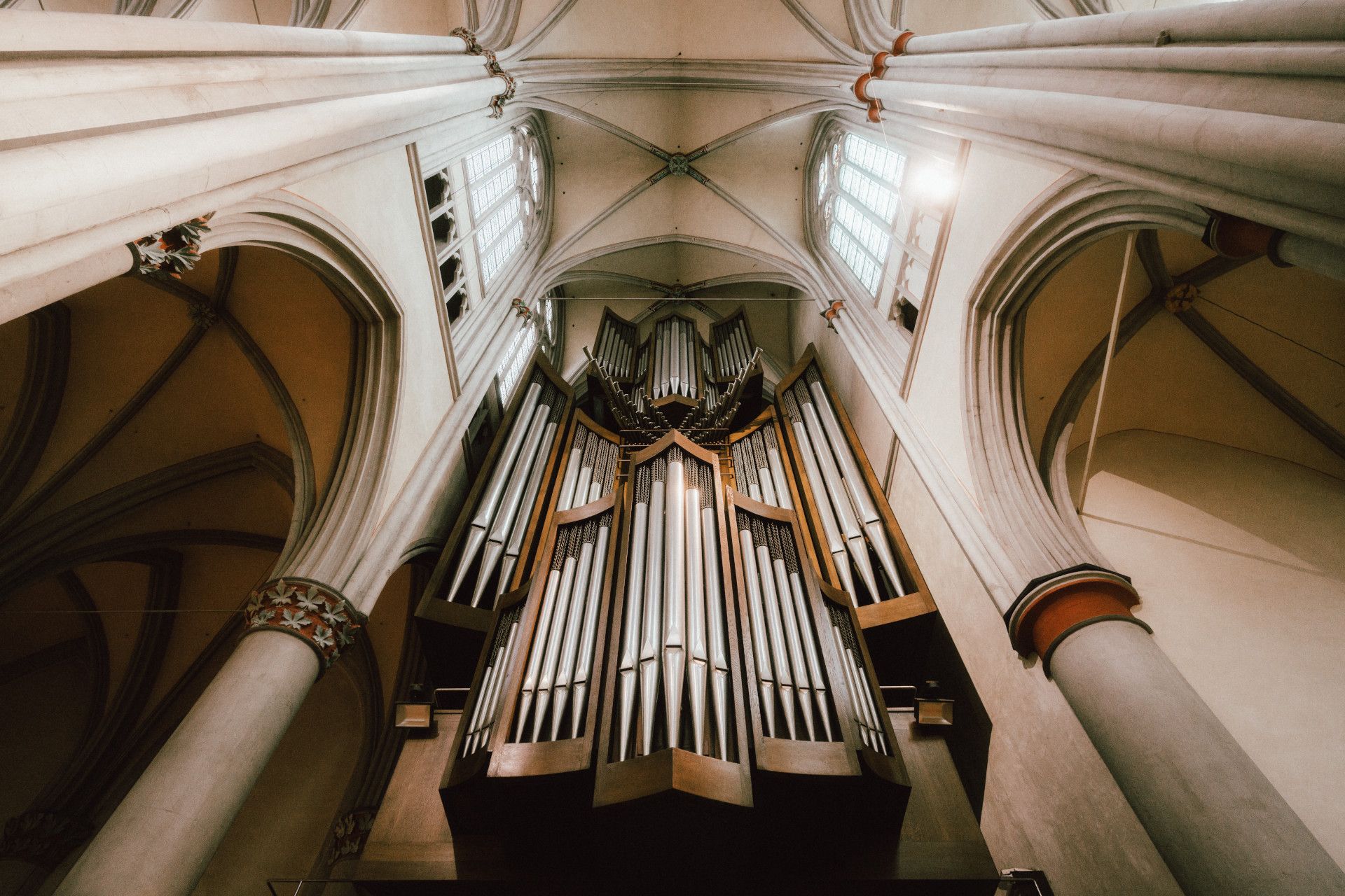 Blick auf die Orgel im Altenberger Dom, umgeben von gotischen Säulen und Gewölben.