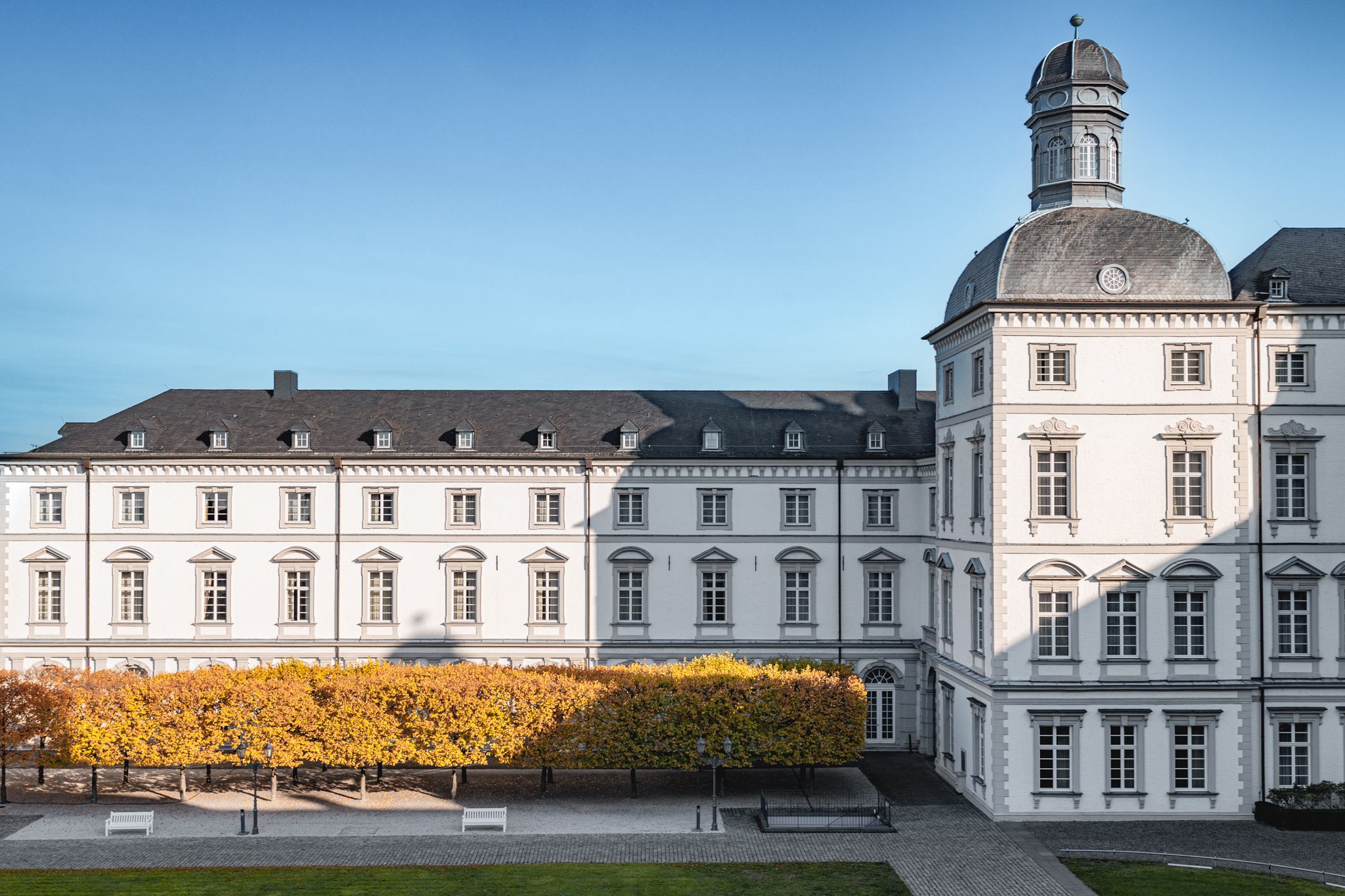 Außenansicht des Grandhotels Schloss Bensberg im Herbst