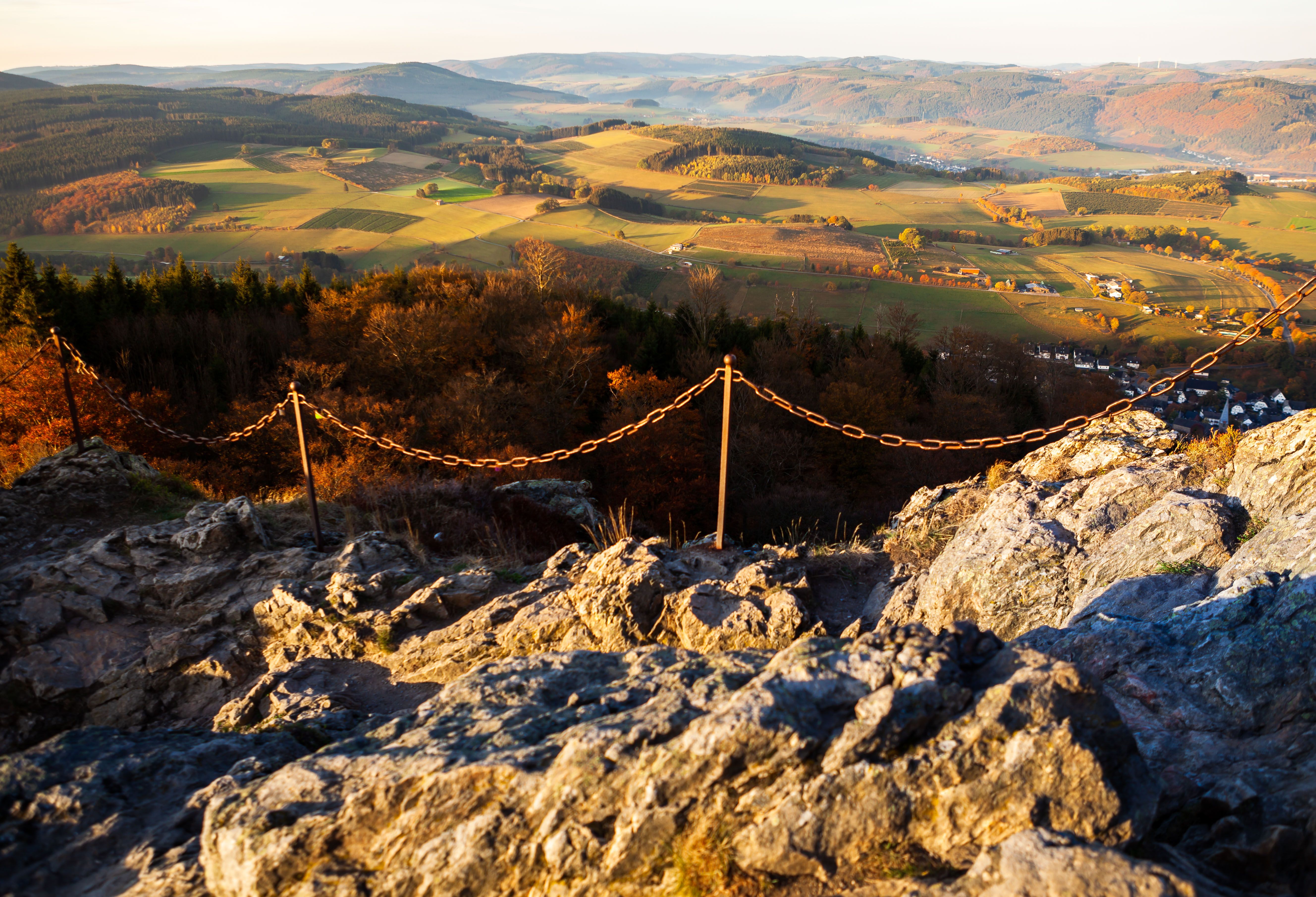 Blick von Felsen auf herbstliche Landschaft des Sauerlands