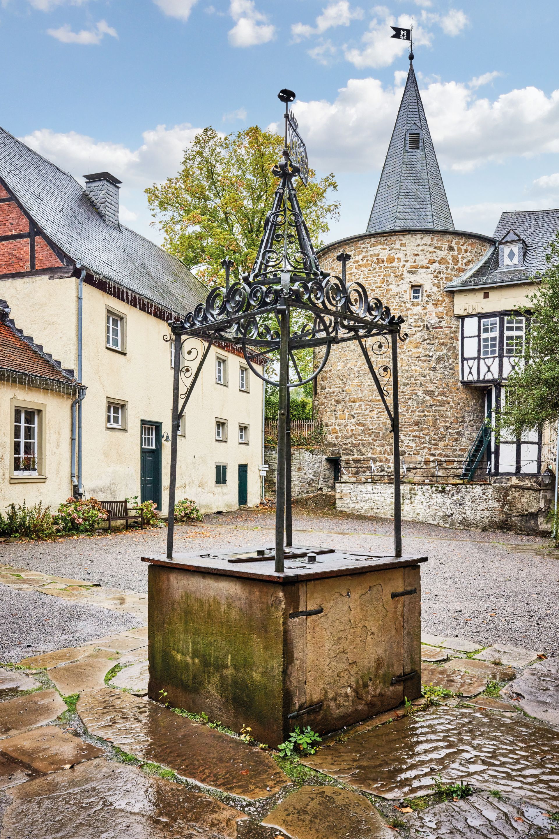Ein Brunnen mit schmiedeeisernem Aufsatz von 1749 steht auf dem Burghof des Schlosses Hohenlimburg