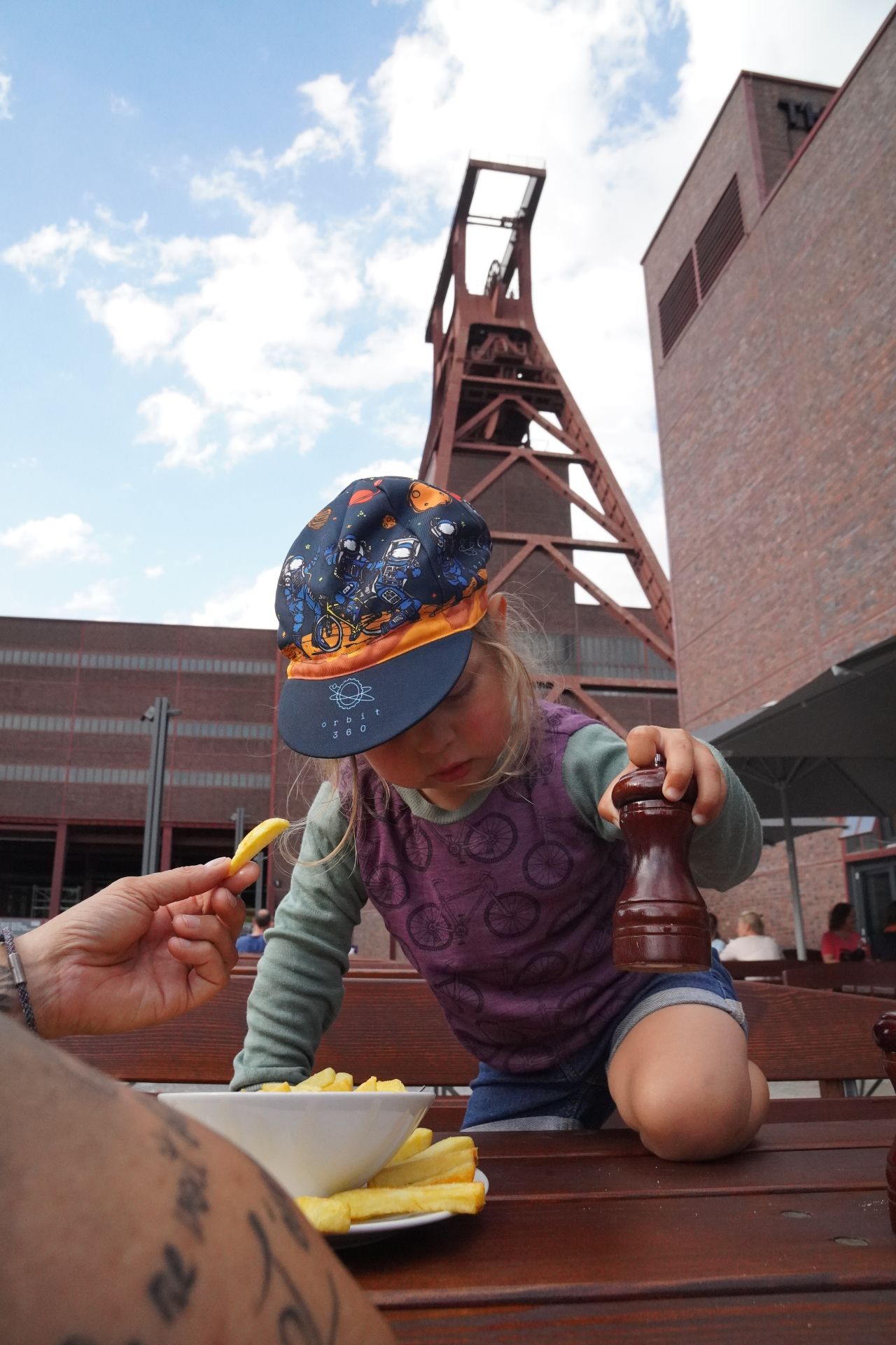 Die Familie legt am Welterbe Zollverein in Essen eine Pause zur Stärkung ein.
