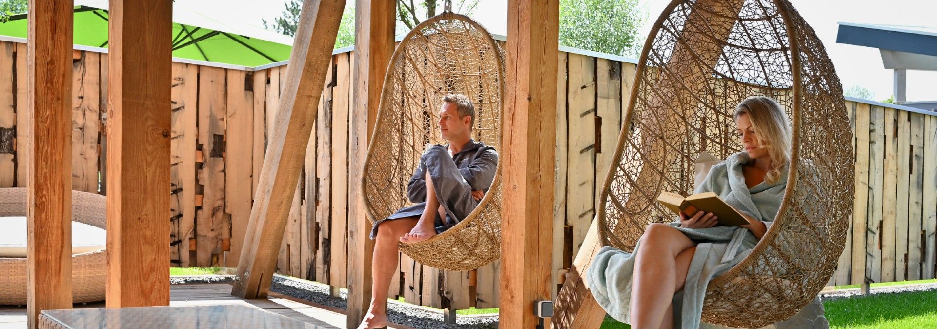 Entspannen in den Hängesessel der Börde-Therme Bad Sassendorf