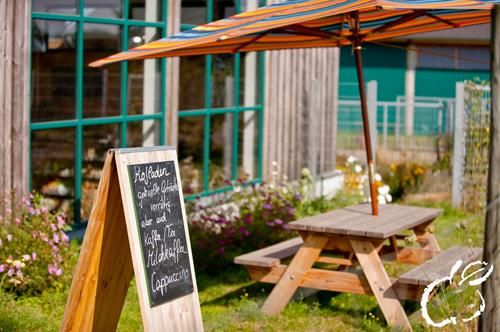 Auf einer Tafel vor dem Eingang kündigt das Hofladen-Team aktuelle Angebote und besondere Köstlichkeiten an