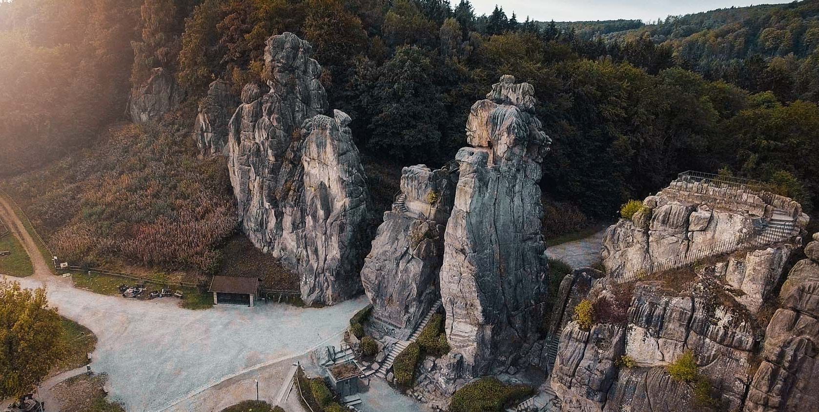 Blick aus der Vogelperspektive auf die Externsteine im Teutoburger Wald