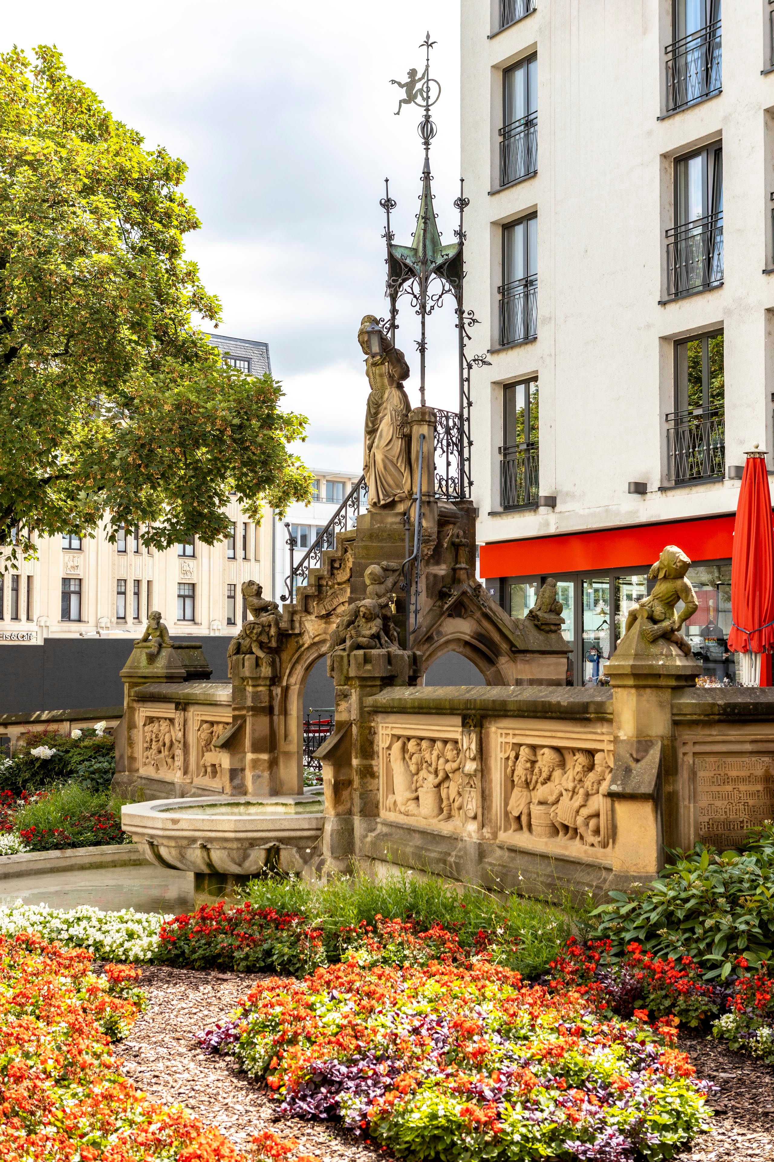 Zur Seite Heinzelmännchenbrunnen