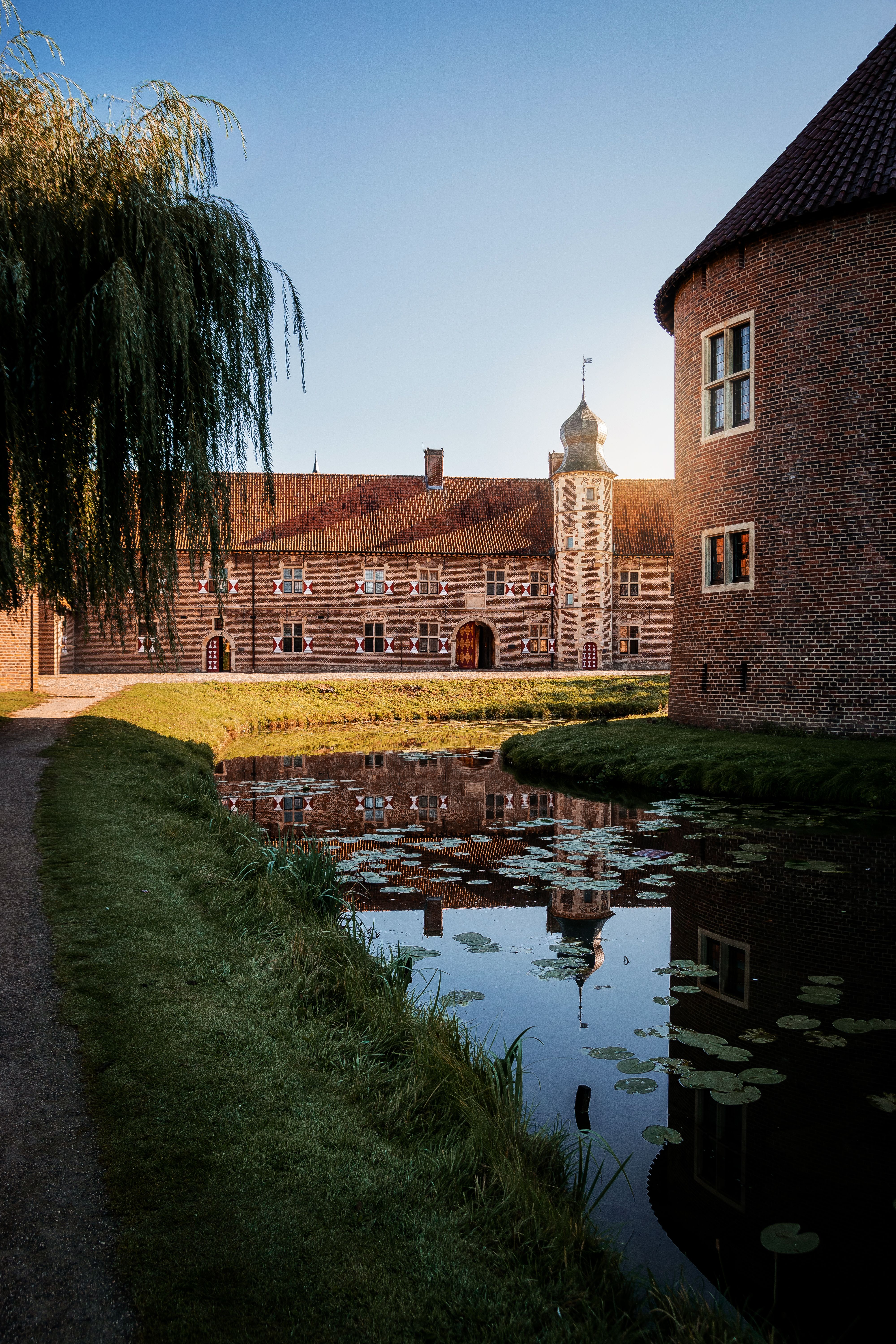 Schloss Raesfeld ist von einem Teich umgeben.