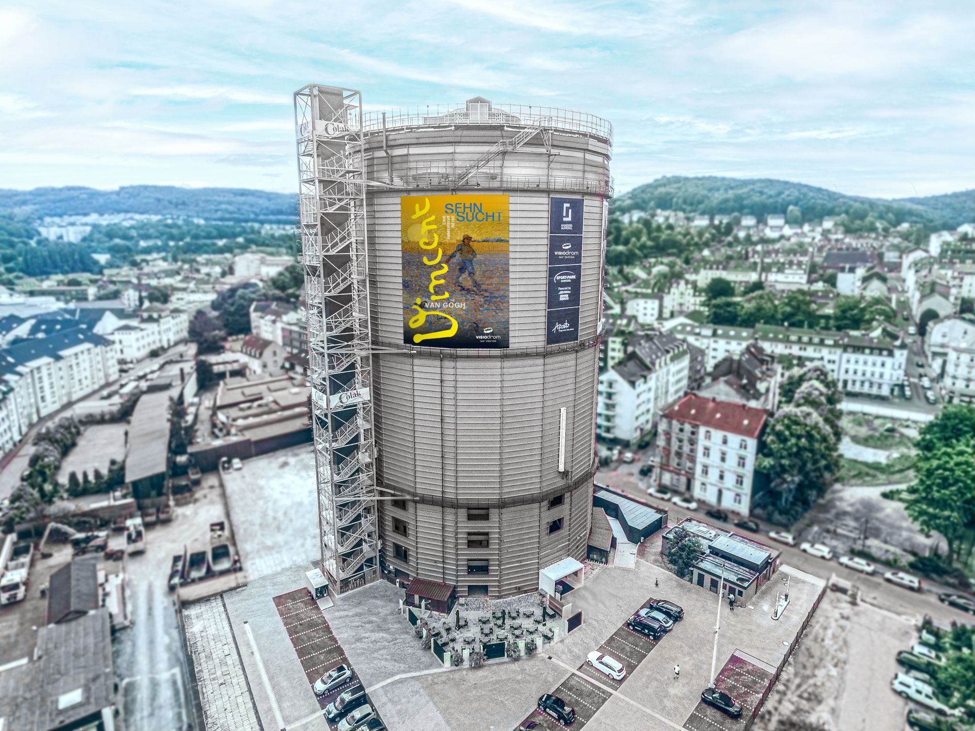 Der Gaskessel Wuppertal beheimatet auf fünf Etagen Europas größte 360-Grad-Leinwand, eine separate Ausstellungsfläche und Gastronomie im Erdgeschoss sowie ein Fitnessstudio auf mehreren Zwischenetagen