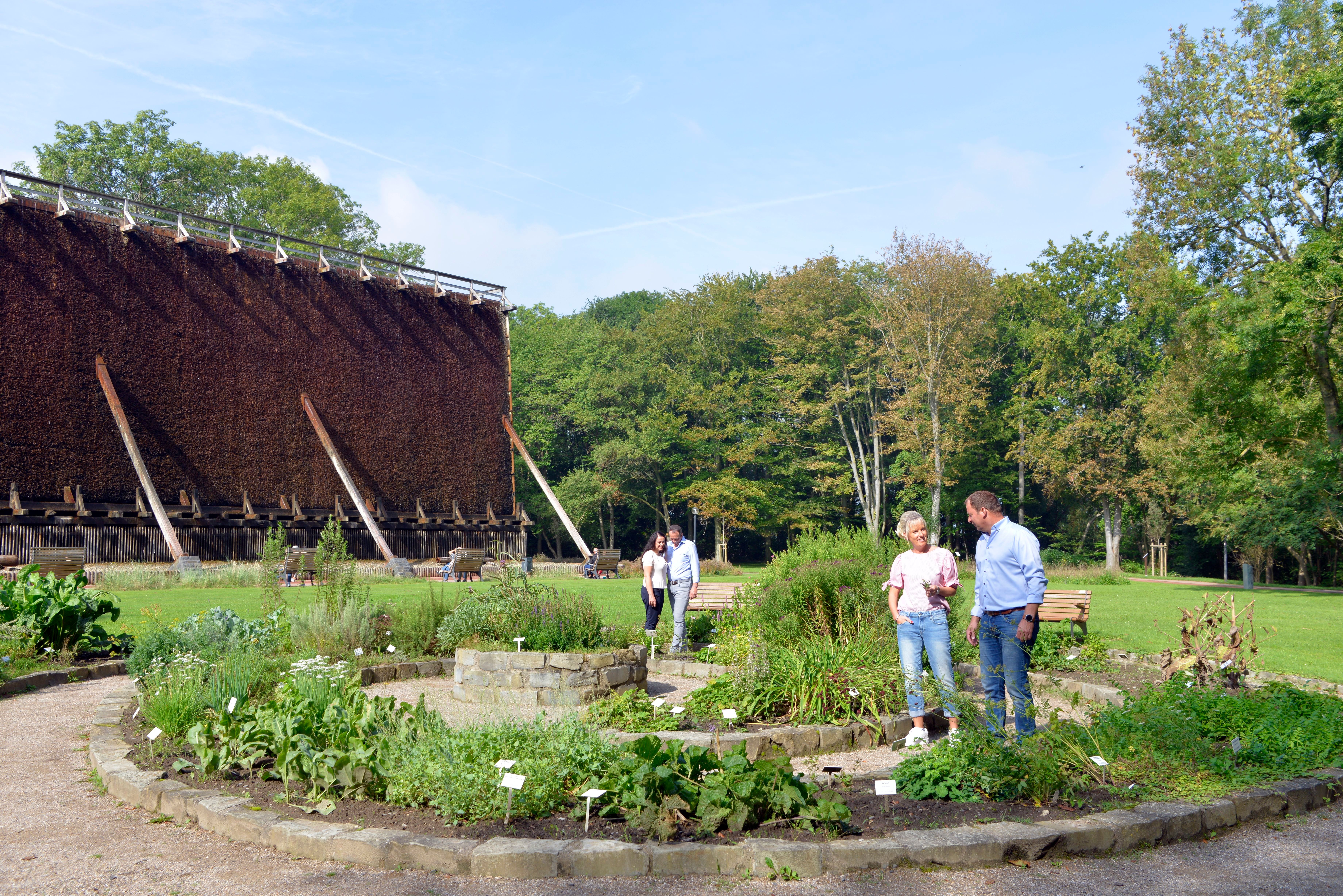 In der Kräuterspirale am kleinen Gradierwerk Bad Westernkotten