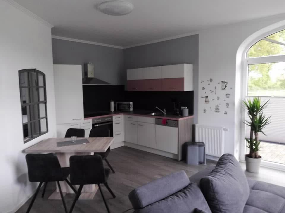 Küche und Wohnraum in der Ferienwohnung Kastanienallee