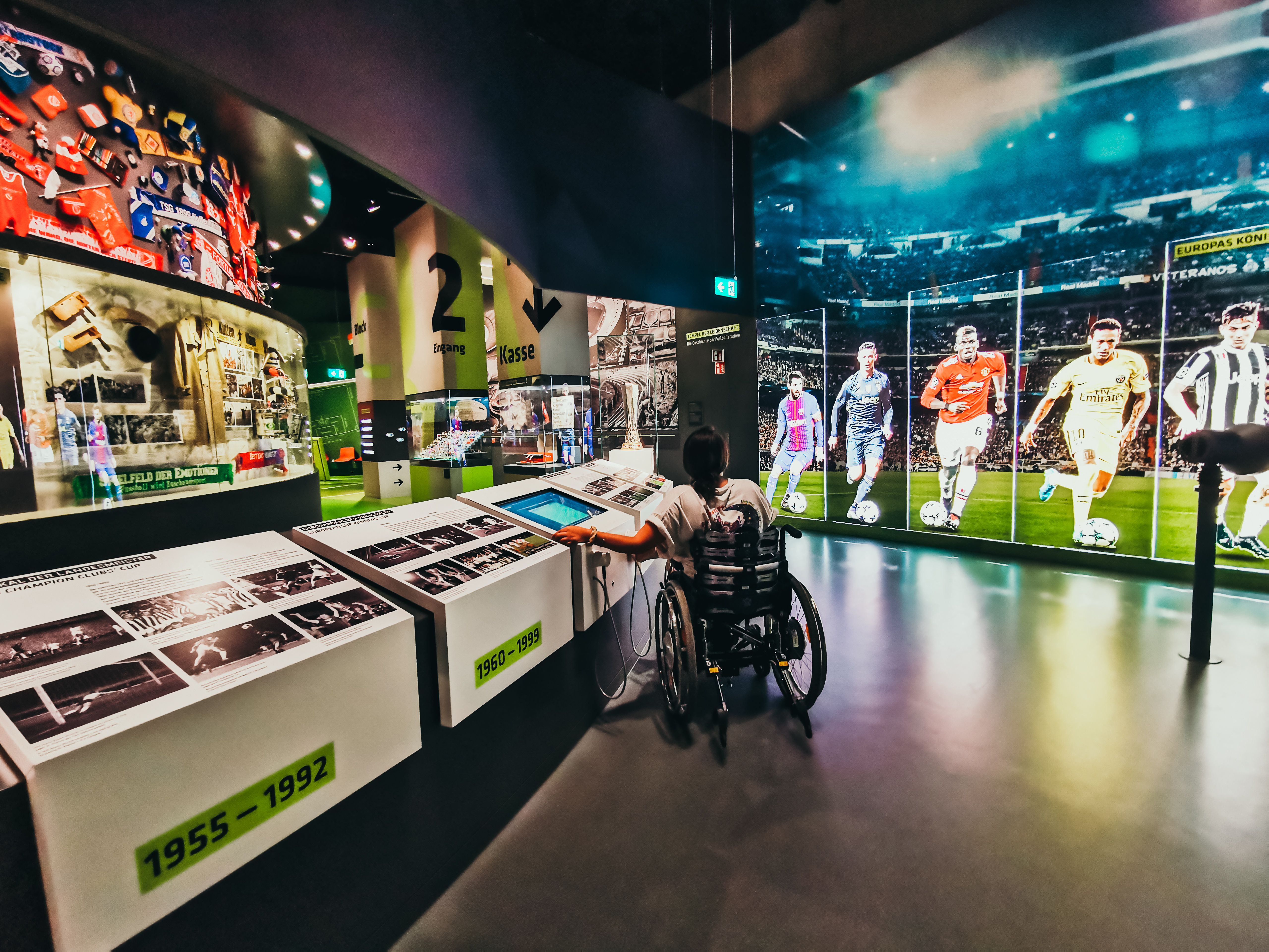 Bloggerin Kim Lumelius zu Besuch im Deutschen Fußballmuseum in Dortmund, Ruhrgebiet
