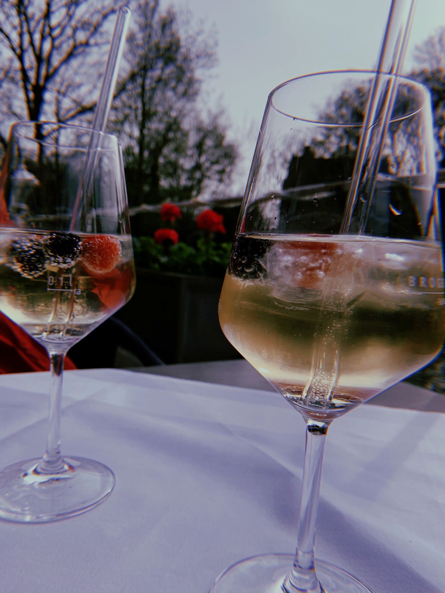 Zwei Gläser mit Lillet gefüllt auf einem Tisch im Hotel Bedburger Mühle