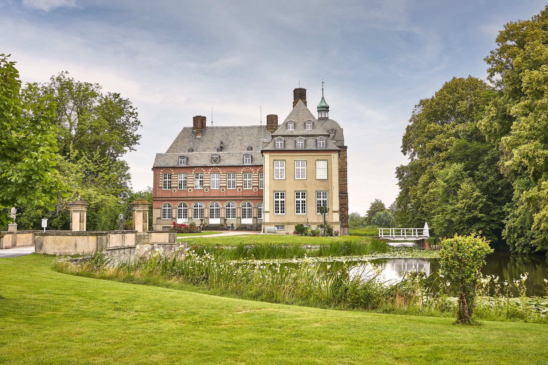 Die barocke Parkanlage des Schlosses Hovestadt im Münsterland lädt zu einem gemütlichen Spaziergang ein.