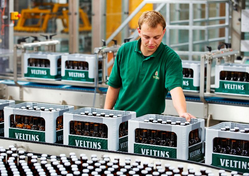 Die Bierkästen werden auf dem Laufband nochmal kontrolliert