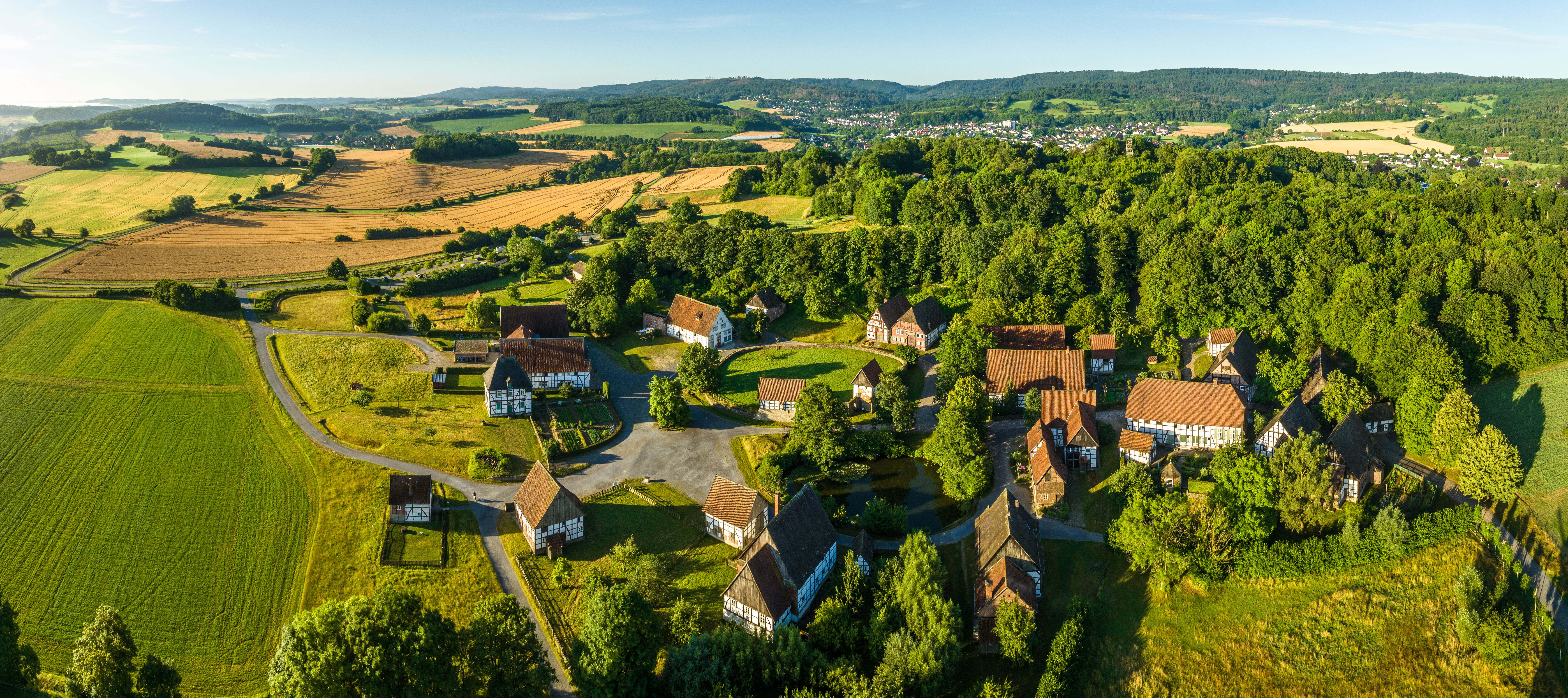 Überblick des des Freilichtmuseums Detmold in der Vogelperspektive umgeben von viel Grün.