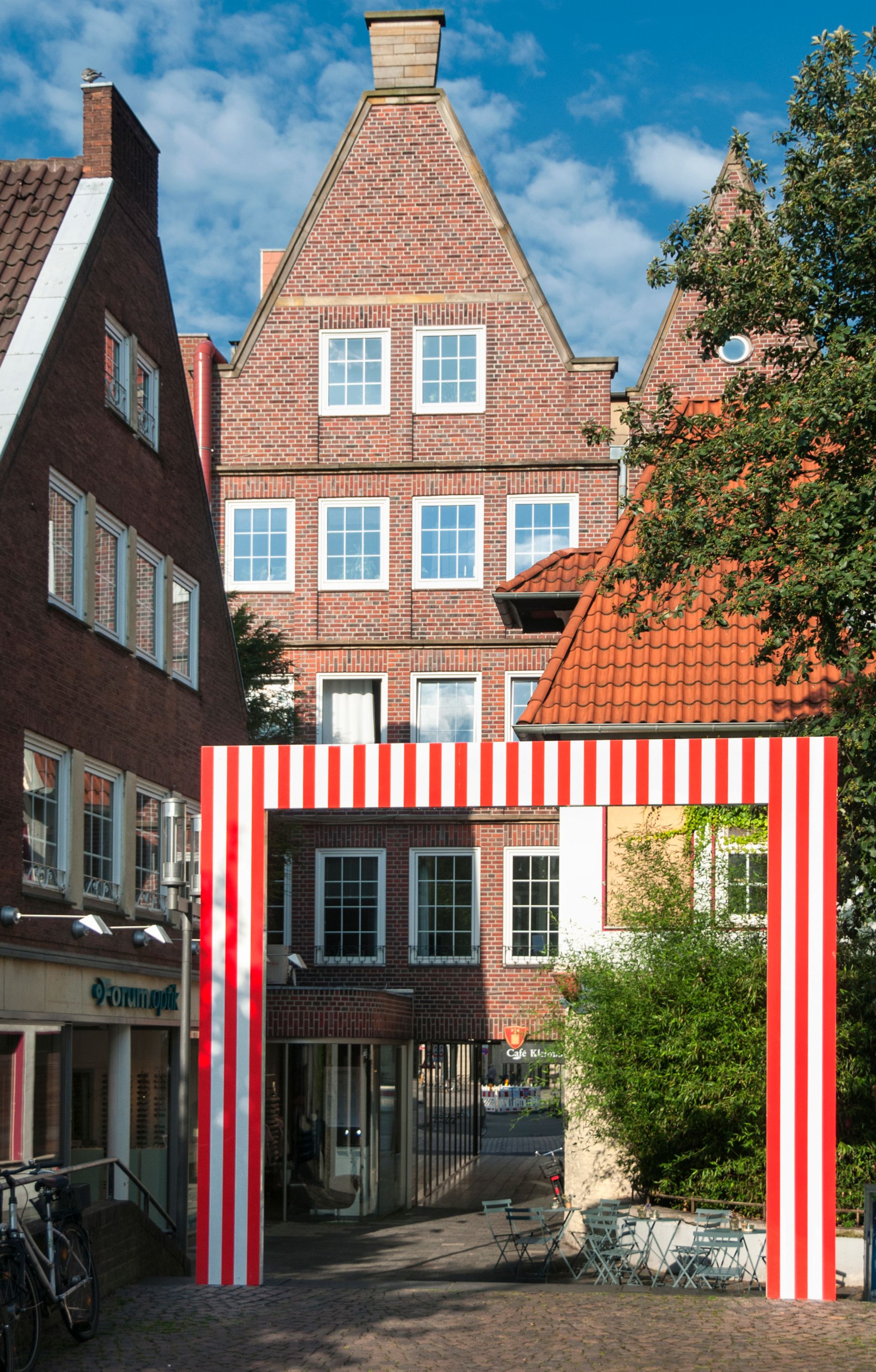 Das rot-weiße Tor des französischen Künstlers Daniel Buren markiert den historischen Übergang von der Domfreiheit zur Stadt. Der Beitrag für die Skulptur-Projekte 1987 umfasste damals vier Tore