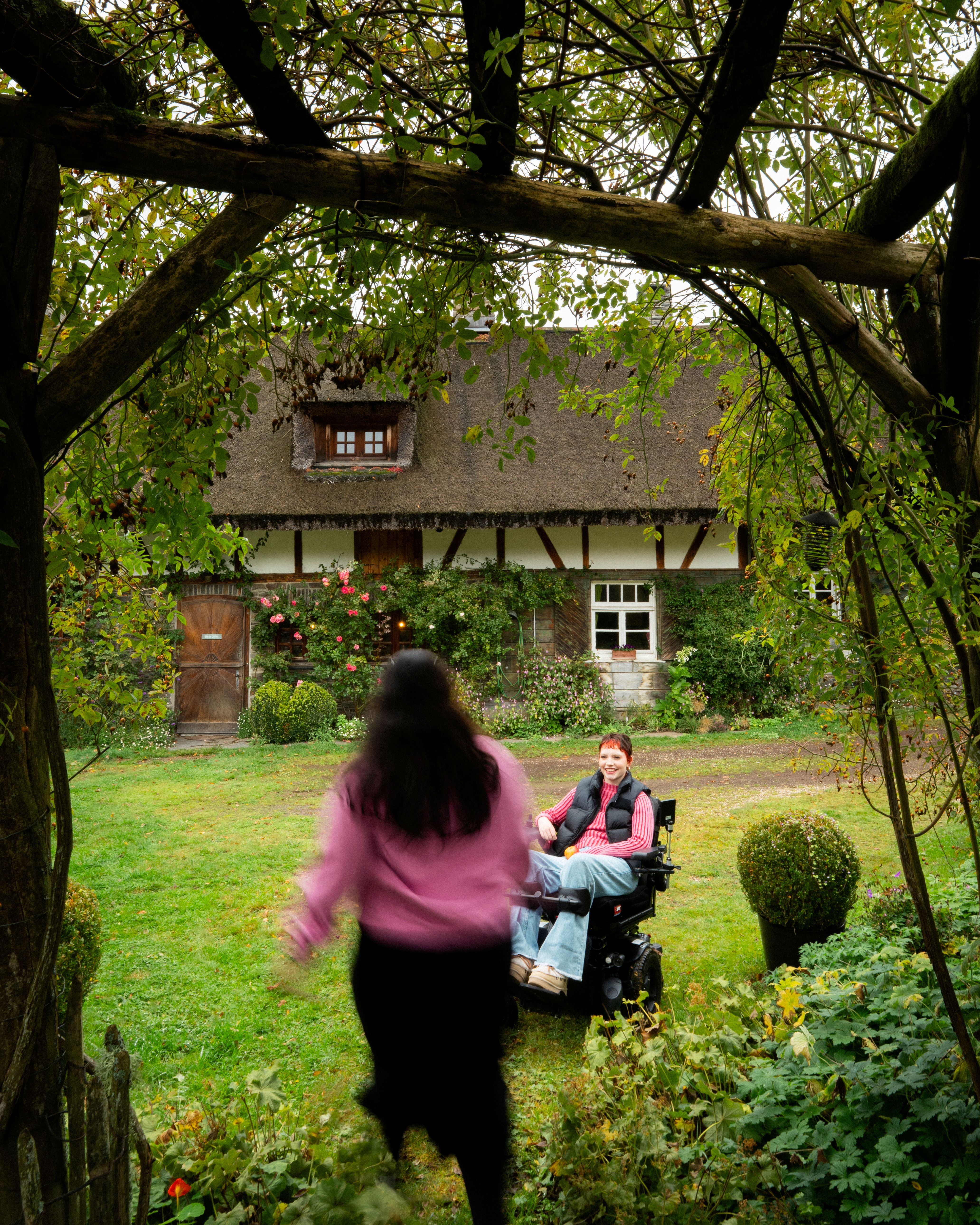 Zwei Freundinnen genießen die grüne Kulisse vor einem Fachwerkhaus in Monschau