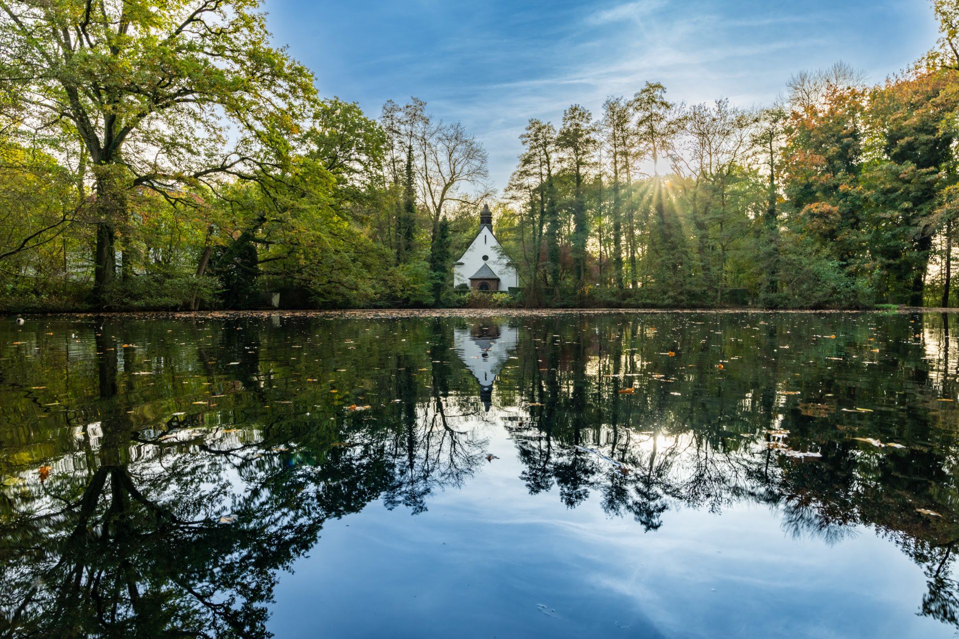 In der Nähe Paesmühleteiches in Straelen wurde ein Waldlehr- und Erlebnispfad eingerichtet. Eine Kapelle ist von Weitem über das Wasser zu sehen