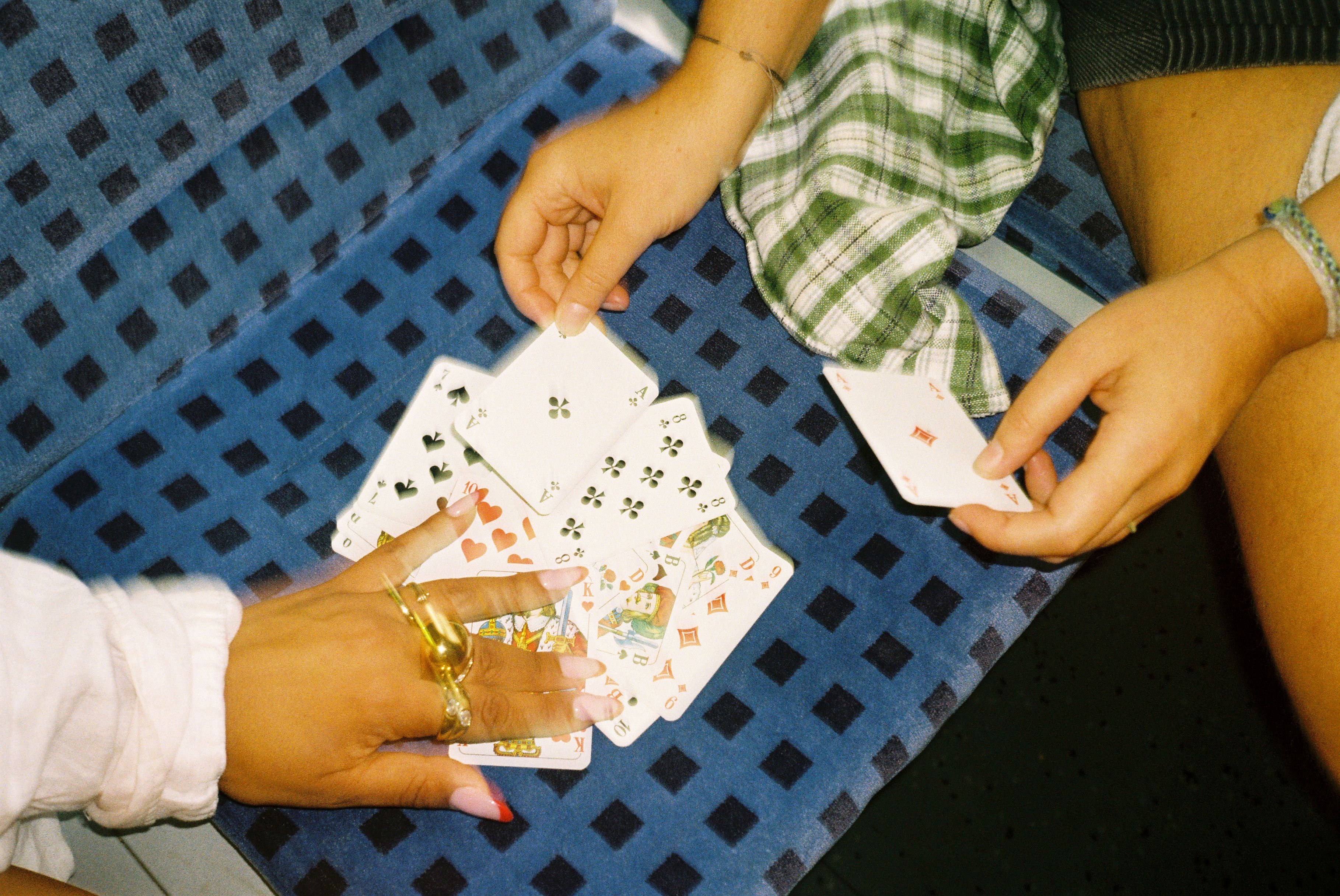 Kartenspiel auf Sitzpolster in der Bahn Richtung Eifel.