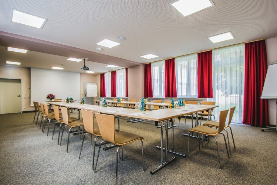 Seminarraum Beamerwand JUFA Hotel Koenigswinter Bonn