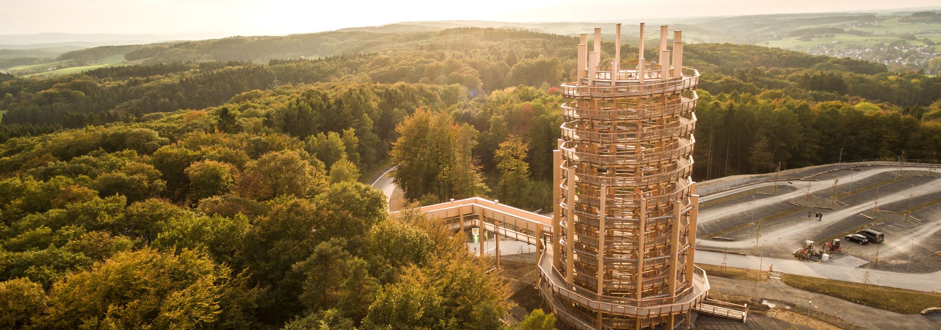 Die Grüne Landschaft in Waldbröl ist bezaubernd. Der Baumwipfelpfad bringt Naturfreunden die Wälder und Wiesen näher.