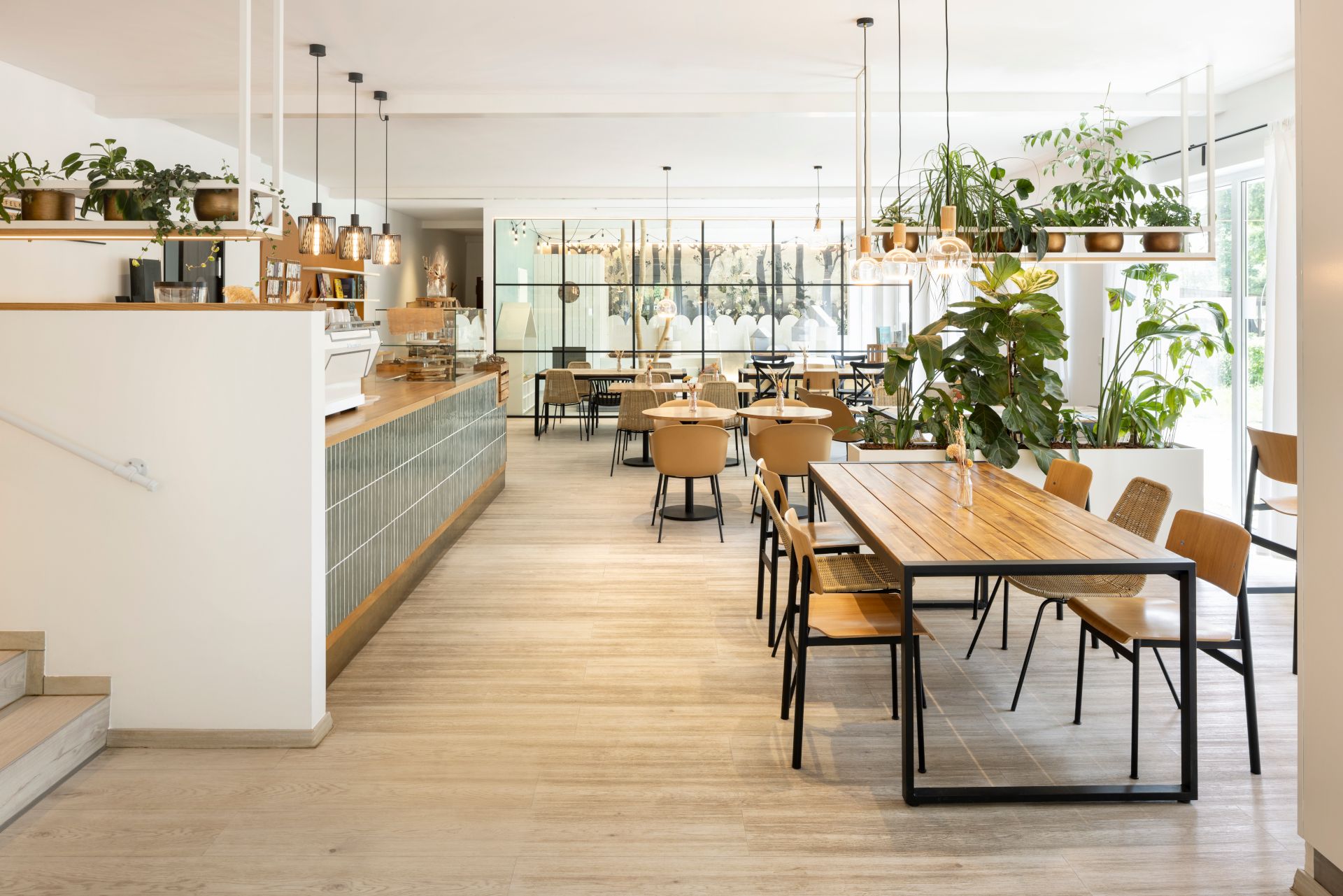 Vorgelagert zum Schloss liegt das Café Eselsohr. Es wartet mit einer modernen Einrichtung und hellen Räumen auf