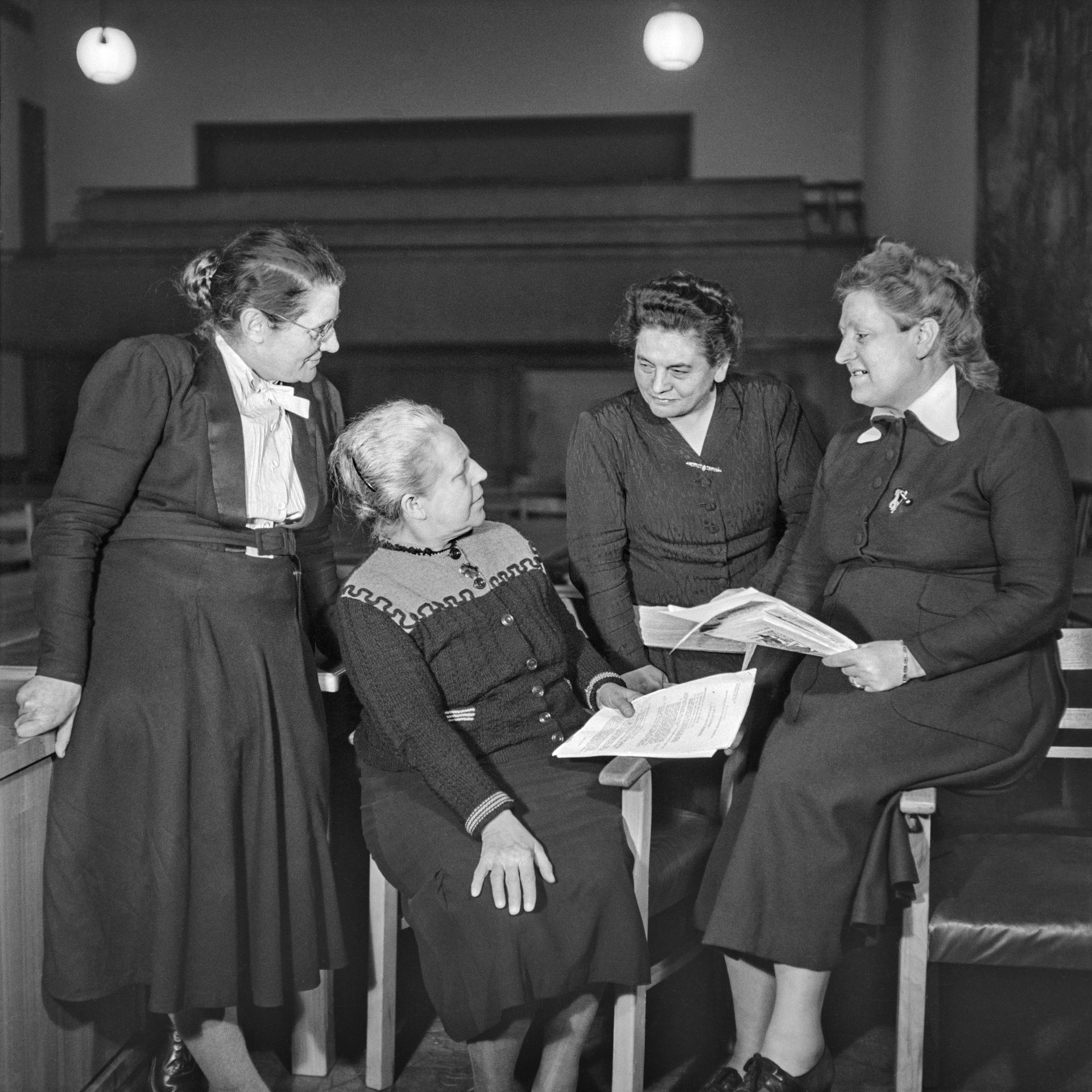 Eine umfangreiche Serie mit 18 Motiven widmet Erna Wagner-Hehmke den vier weiblichen Abgeordneten (v.l.n.r.), Helene Wessel (Zentrumspartei), Helene Weber (CDU), Friederike Nadig (SPD) und Elisabeth Selbert (SPD). Heute gelten sie als "Mütter des Grundgesetzes", Foto: Erna Wagner-Hehmke