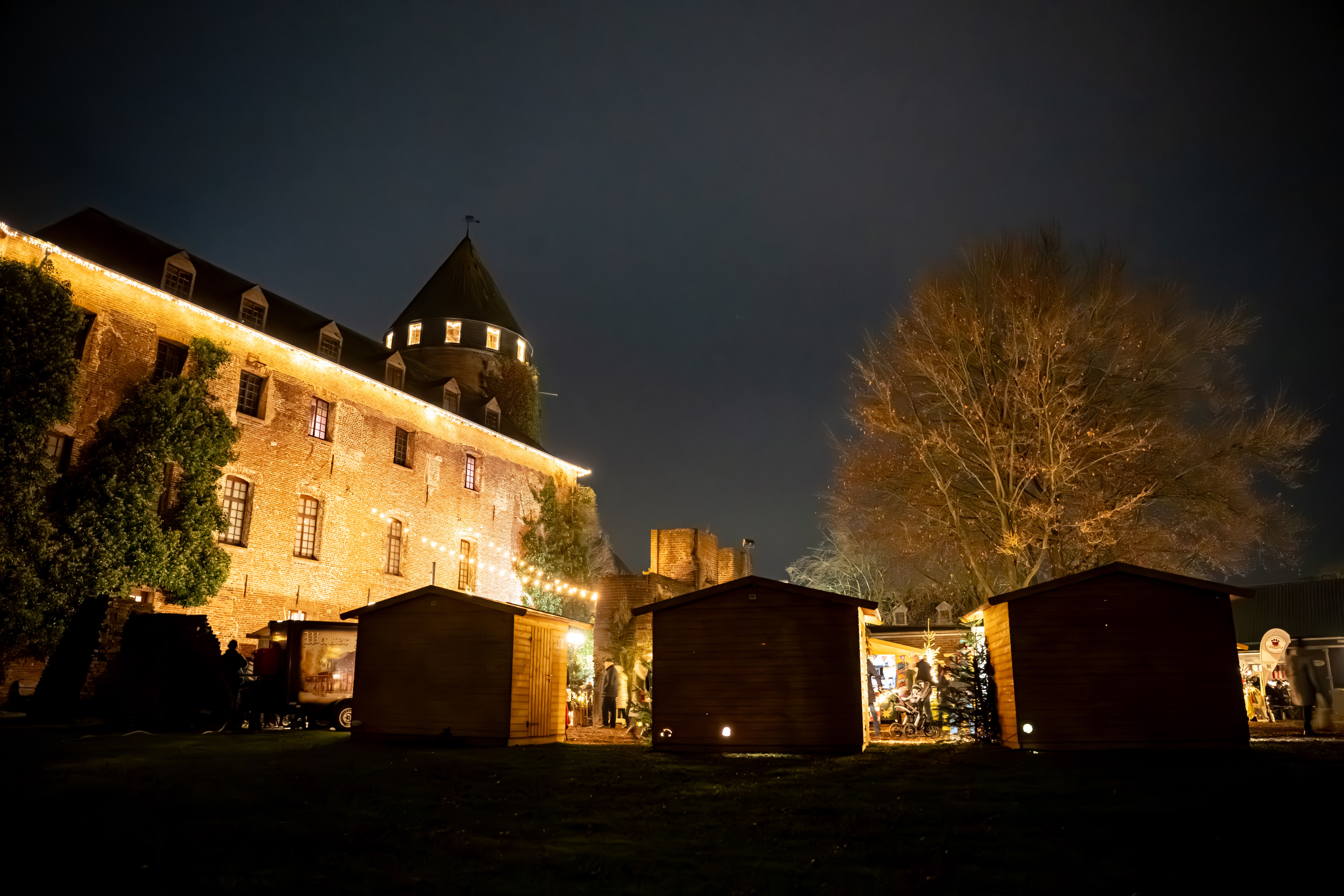 Wenn die Nacht hereinbricht, erstrahlt die Burg Brüggen in besonderem Licht und lädt zum Verweilen ein.