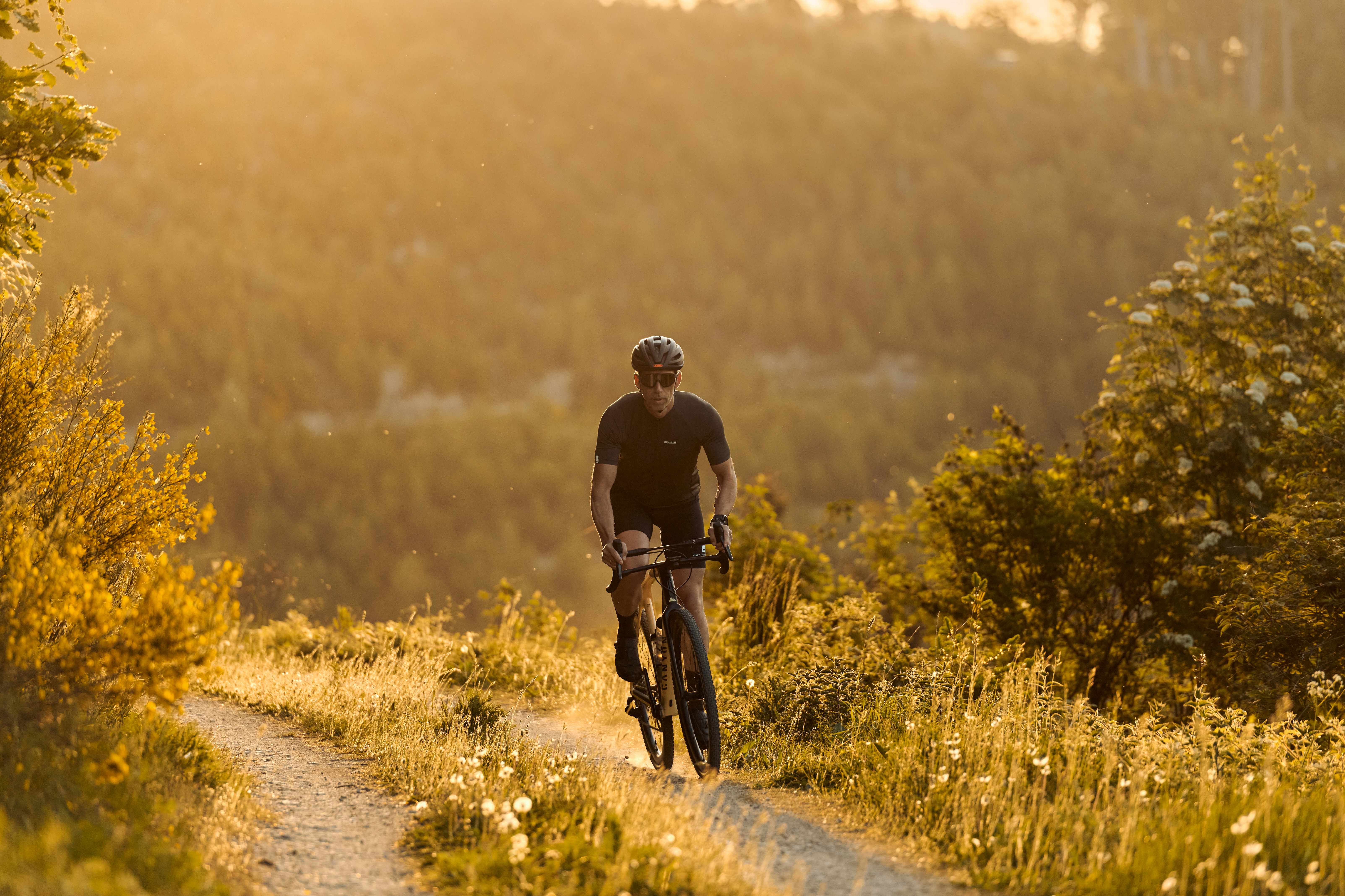 Gravelbiker im Abendlicht im Sauerland