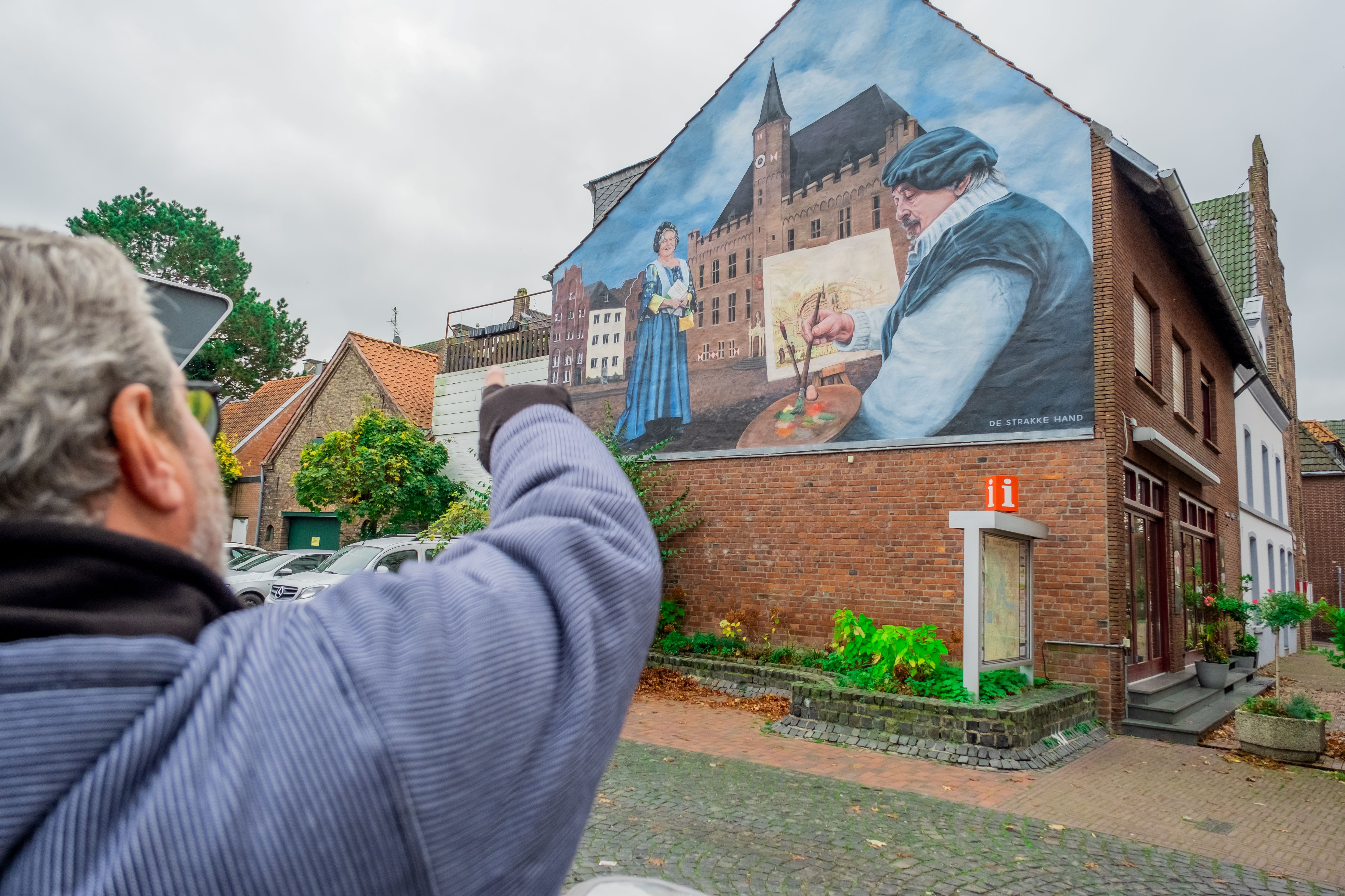 Gleich mehrere Murals befinden sich auf dem Hanseradweg. So auch ein Wandbild in Kalkar, das ein beliebter Anziehungspunkt ist