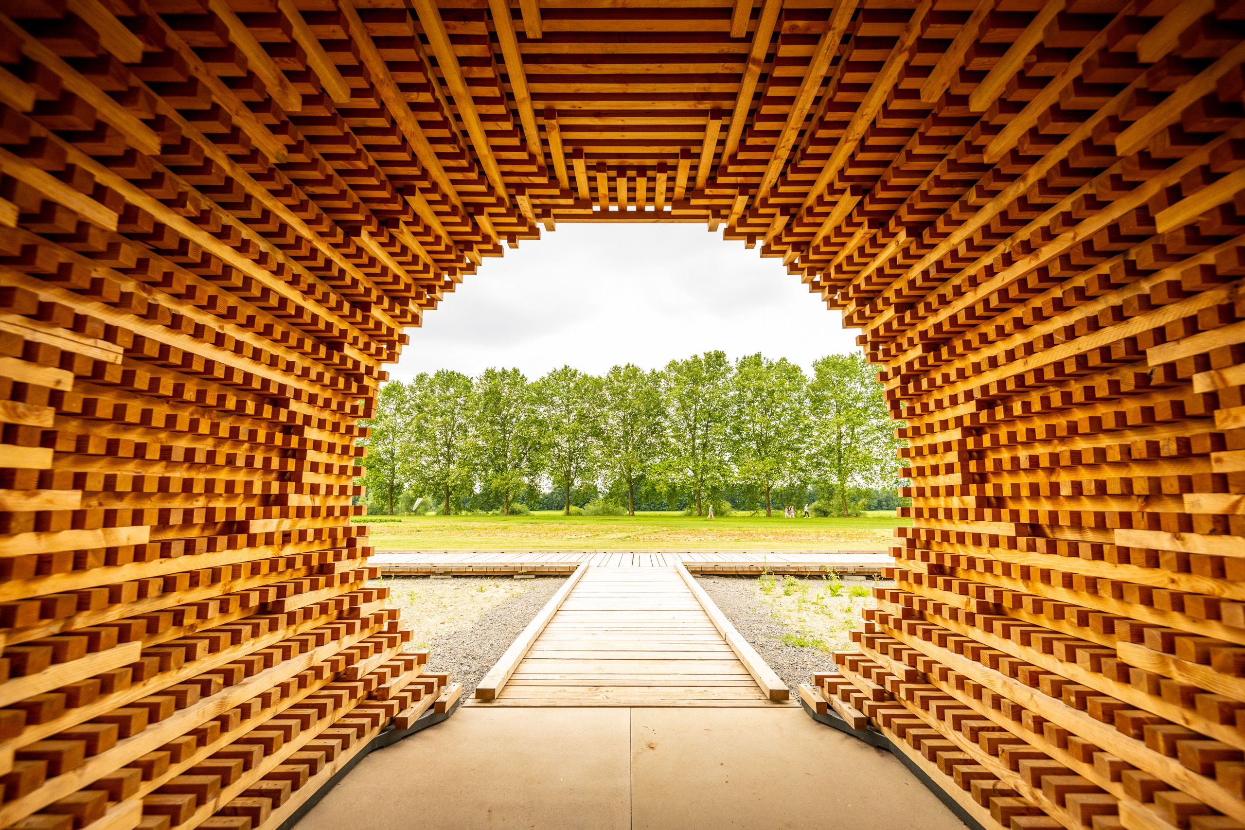 Zu den fünf Augmented-Reality-Stationen im Archäologiepark gehören hölzerne Audio-Kuben, in denen Hörspiele gestartet werden können