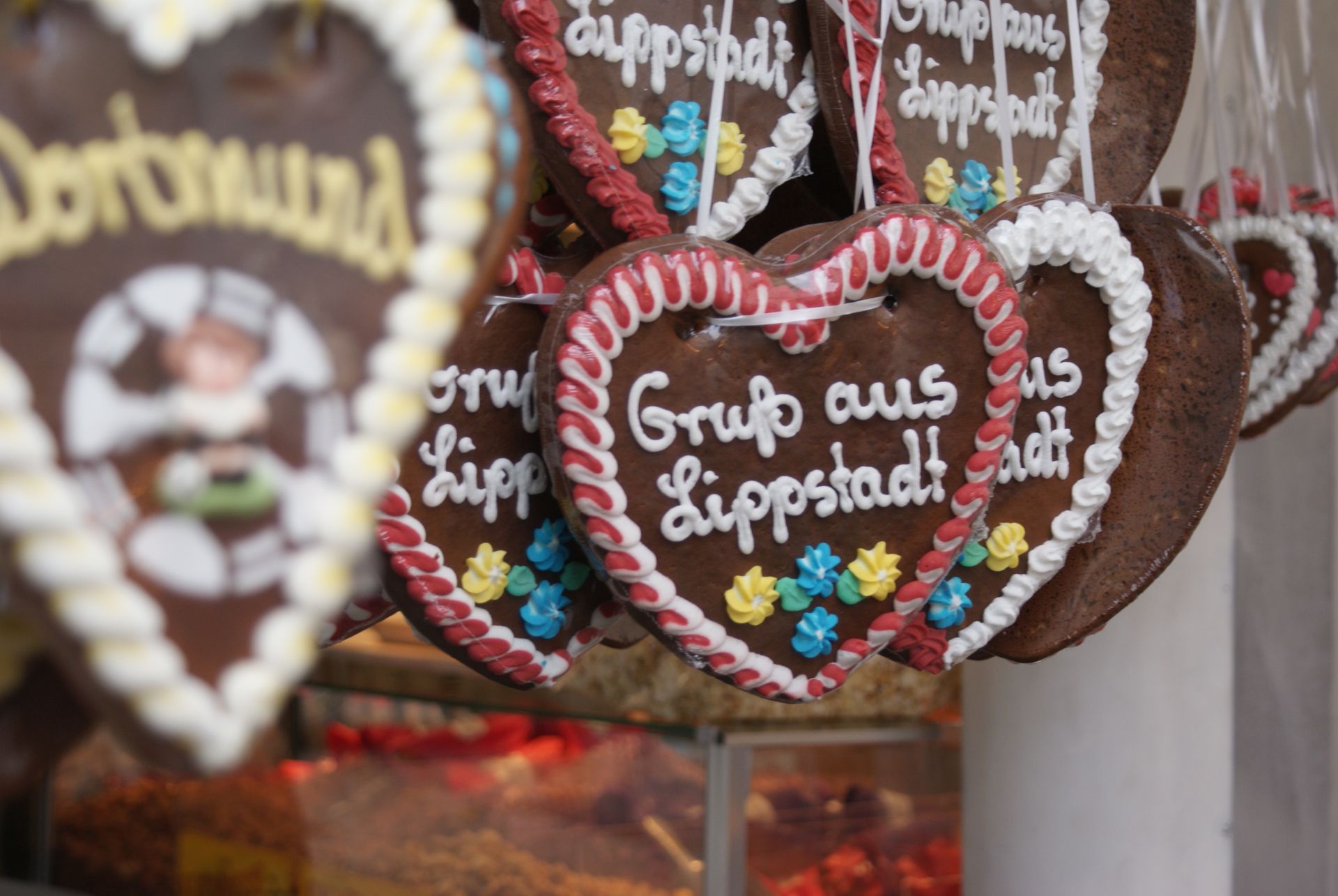 Die Kirmes versprüht festliche Stimmung. Lebkuchenherzen tragen dazu bei