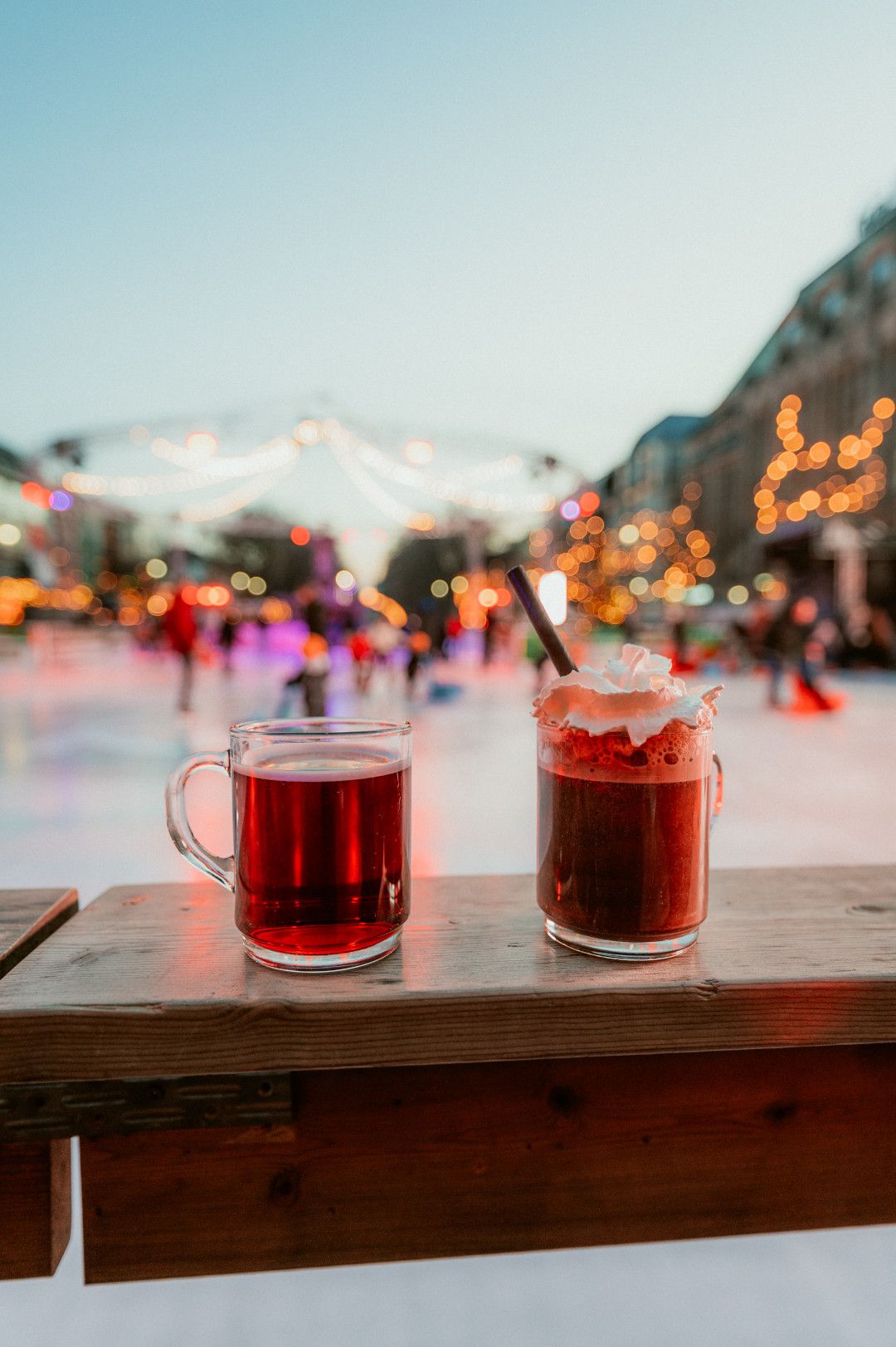 Glühwein vor Eisbahn, Düsseldorf