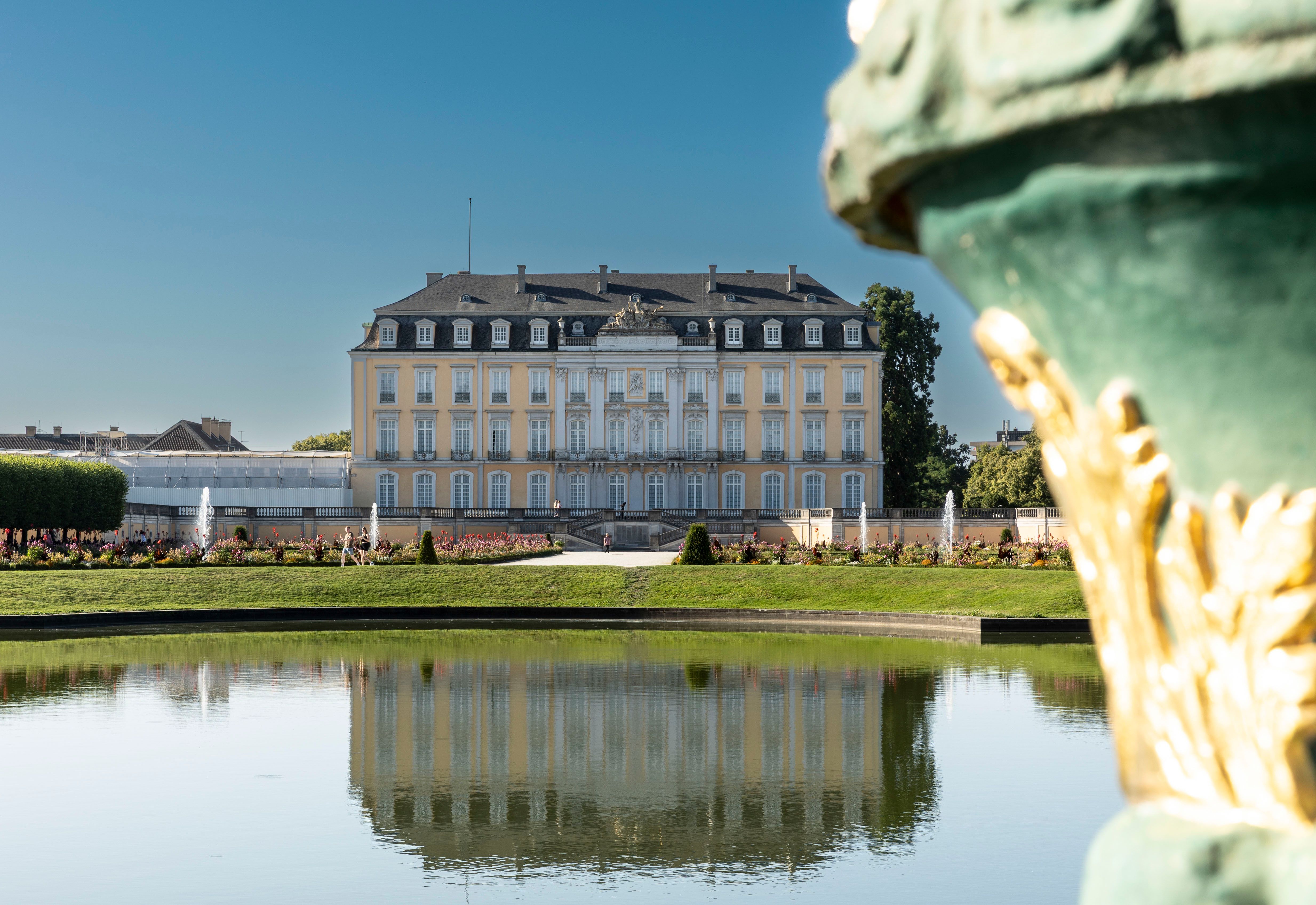 1725 erteilte Clemens August dem westfälischen Baumeister Johann Conrad Schlaun die Anweisung, auf den Ruinen einer mittelalterlichen Landesburg eine Sommerresidenz zu errichten: das nach ihm benannte Schloss Augustusburg