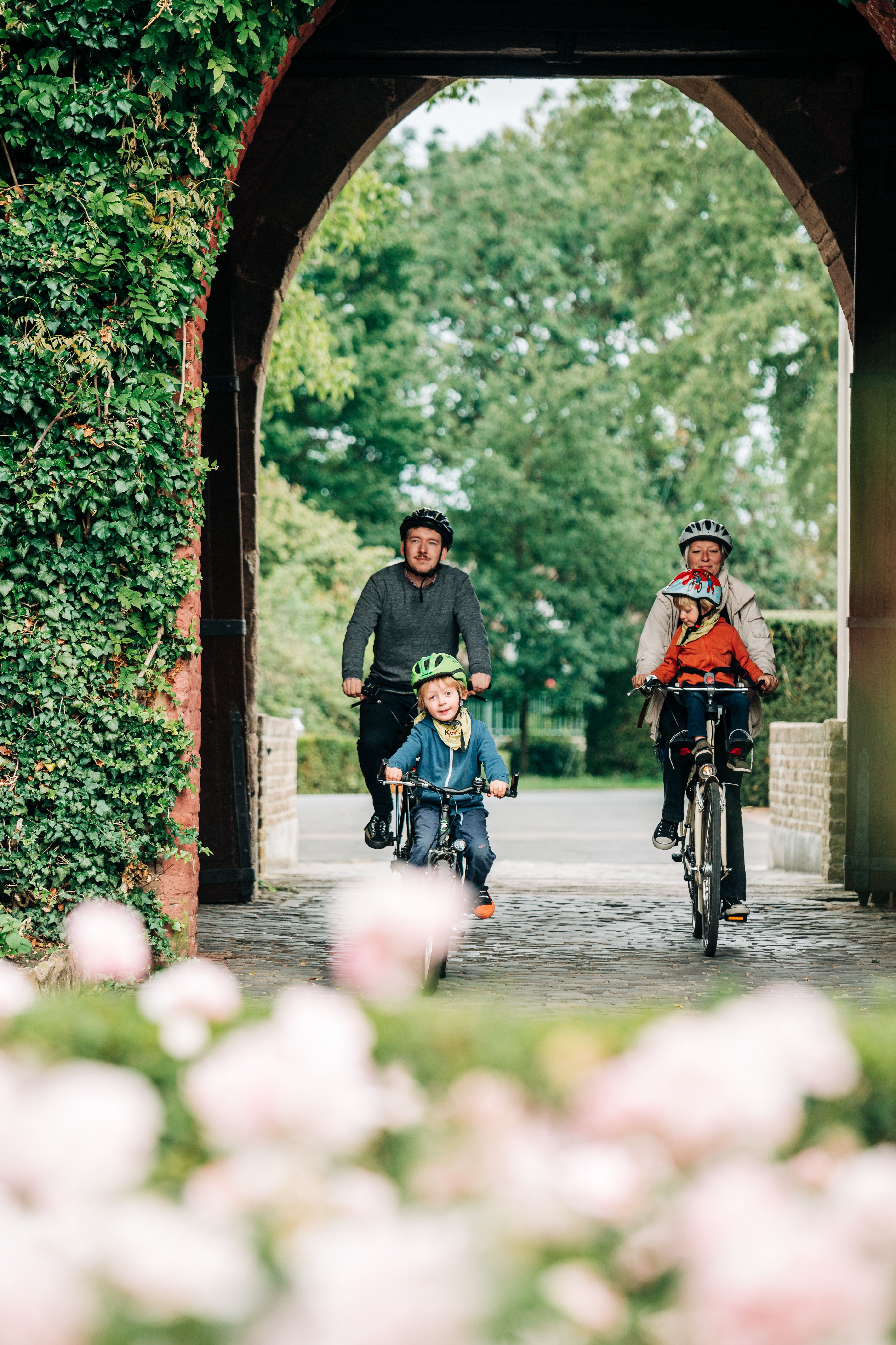Von der Burg Heimerzheim aus können Radfahrende eine wunderschöne Radtour zu weiteren historischen Bauwerken in der Eifel starten