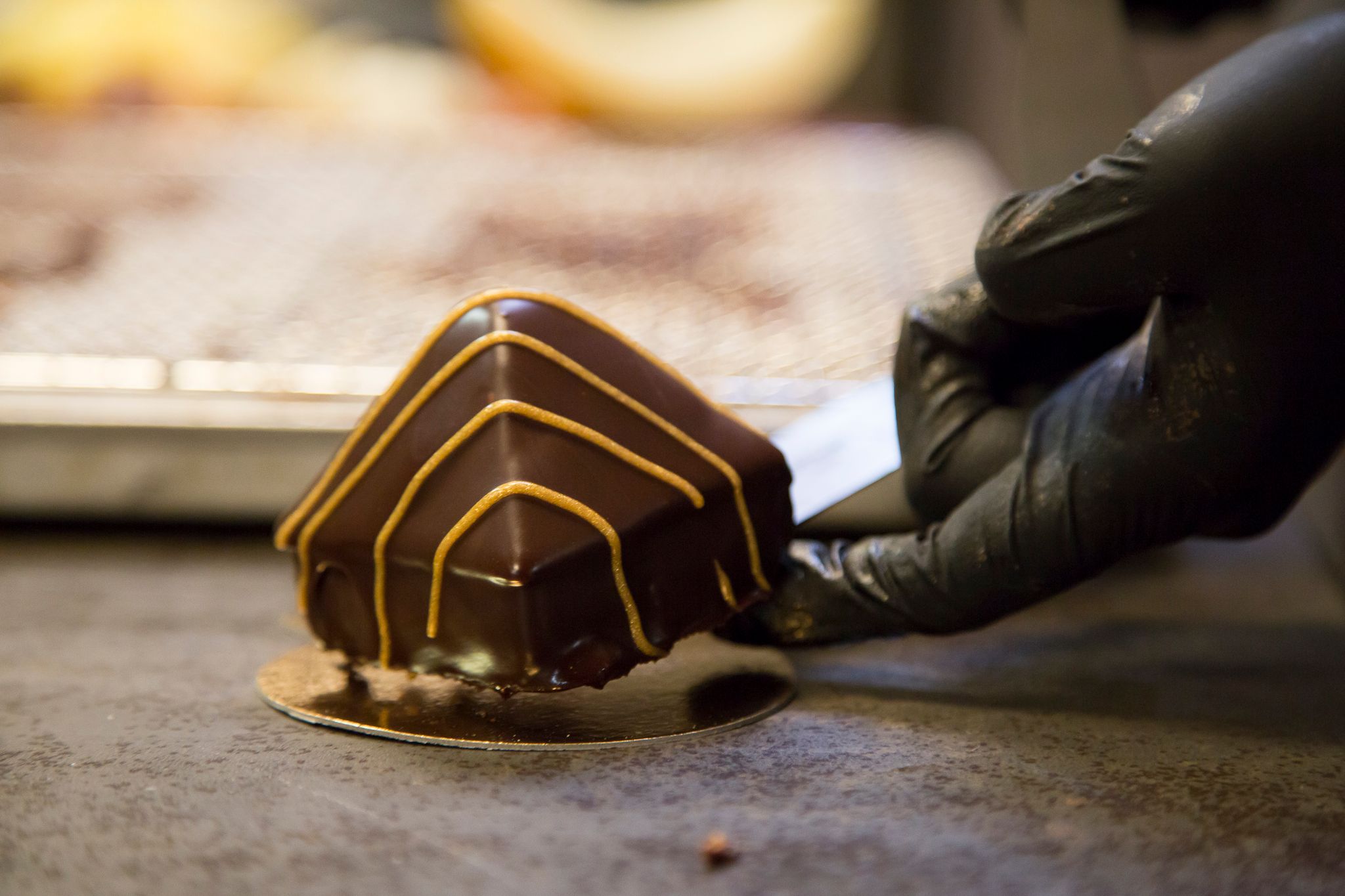 Auch Pralinen werden in PETERS SchokoWelt von Hand hergestellt