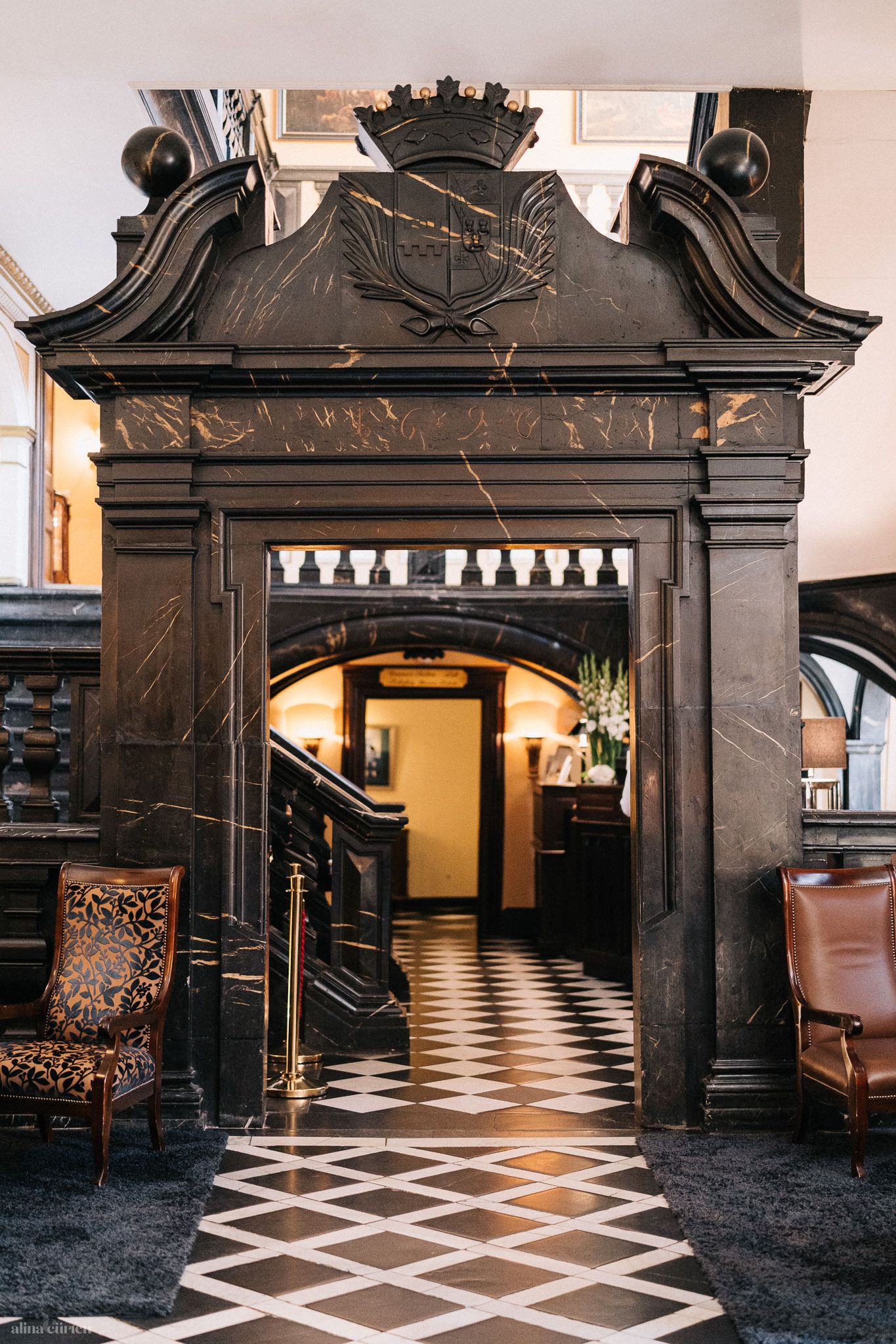 Im Inneren des Haupthauses ziehen stuckverzierte Decken, Marmortore und elegante Holztreppen die Blicke auf sich